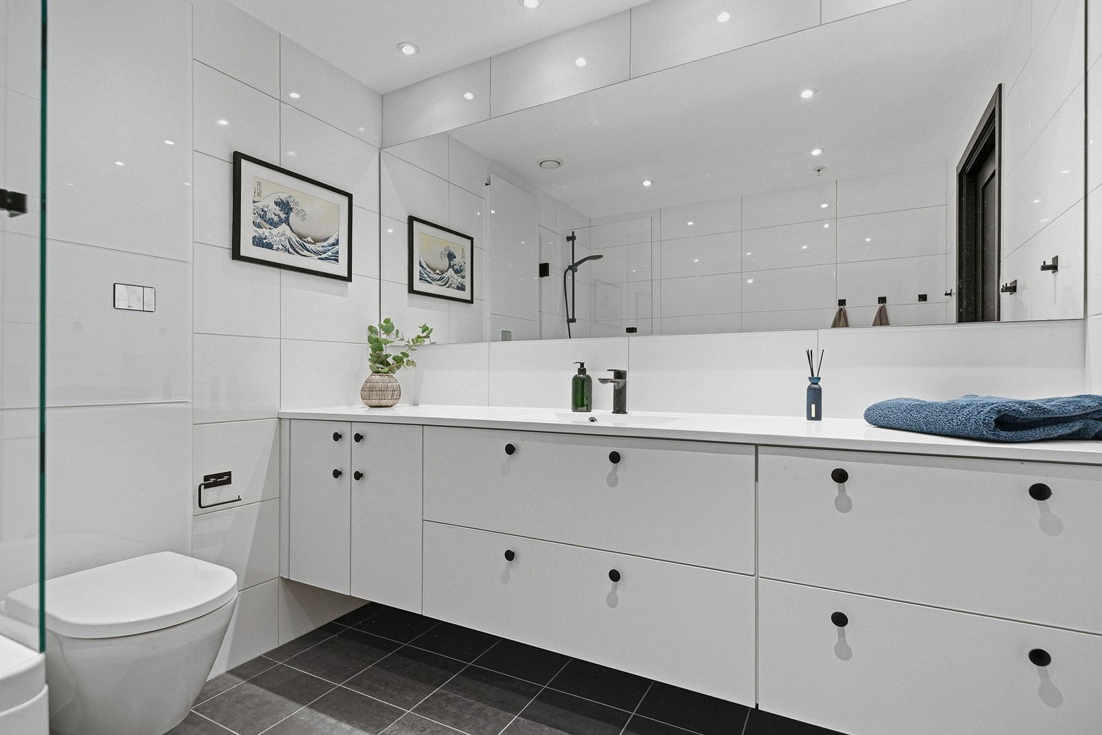 Baderommet består av toalett, badekar med dusj og baderomsinnredning Galleribilde