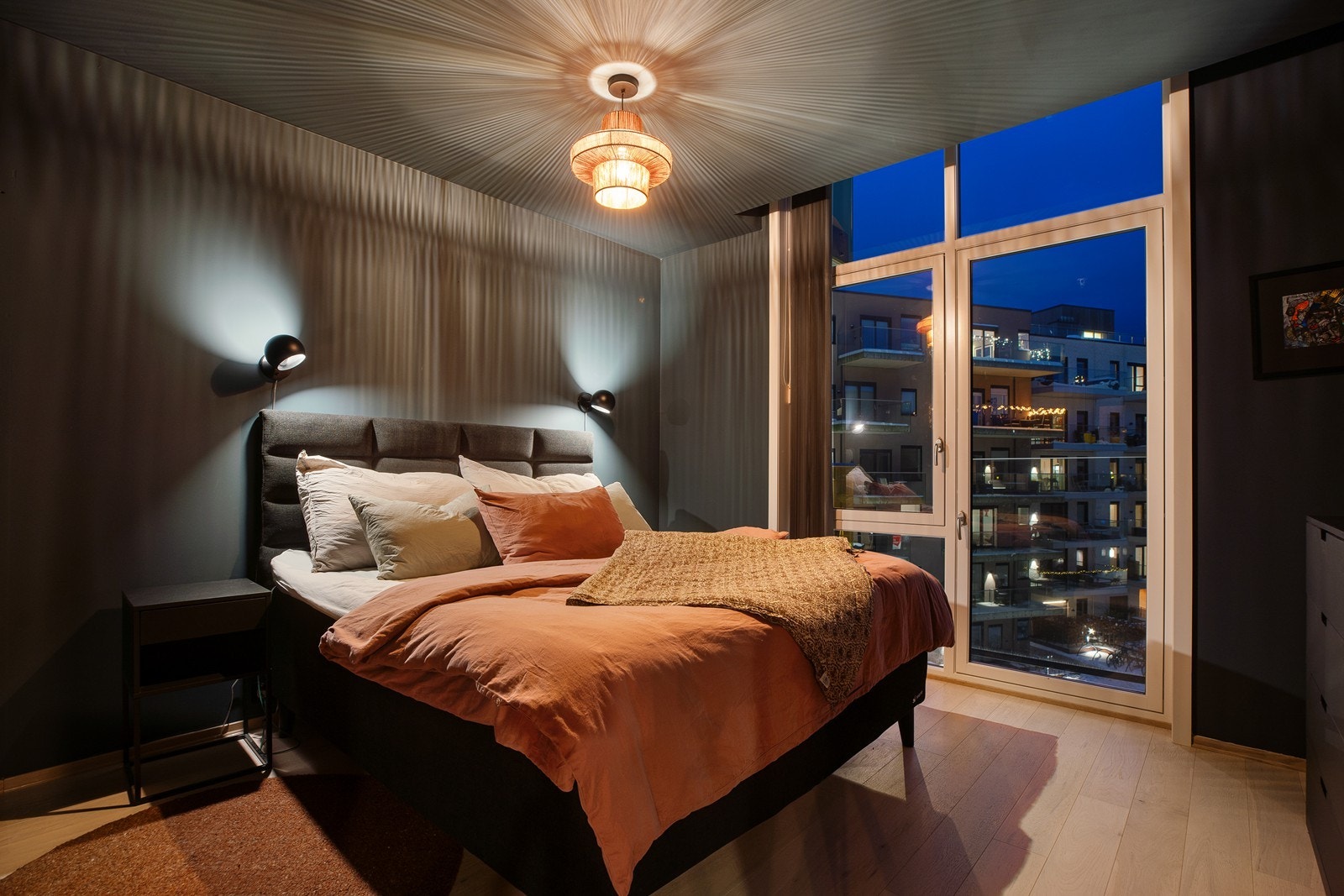 Hovedsoverommet er av god størrelse med god plass til dobbeltseng og tilhørende møblement. Galleribilde