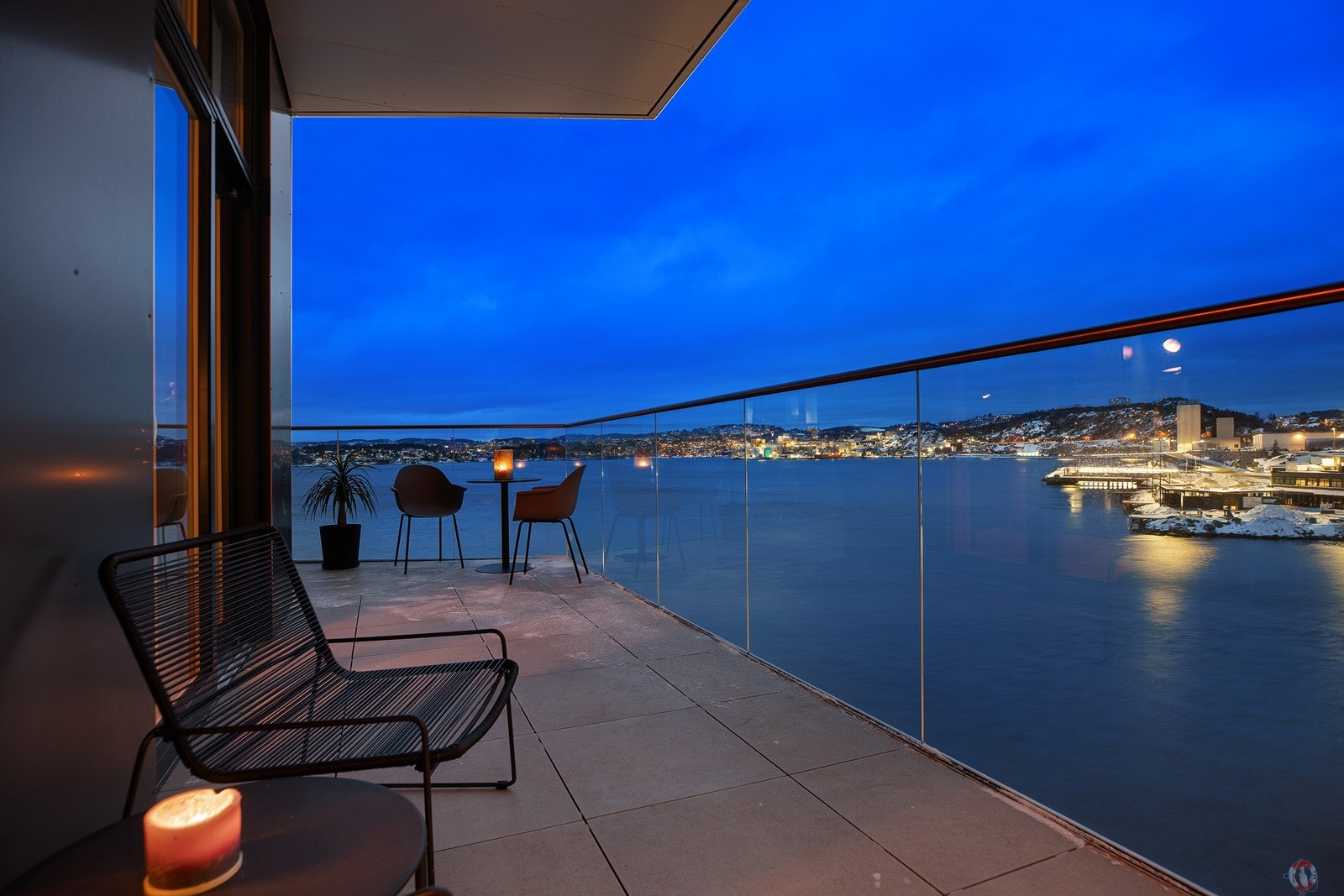 Lekker og romslig 4-roms med stor uteplass - Rett ved sjøen - Fantastisk beliggenhet - Heis - Garasjeplass i kjeller! Galleribilde