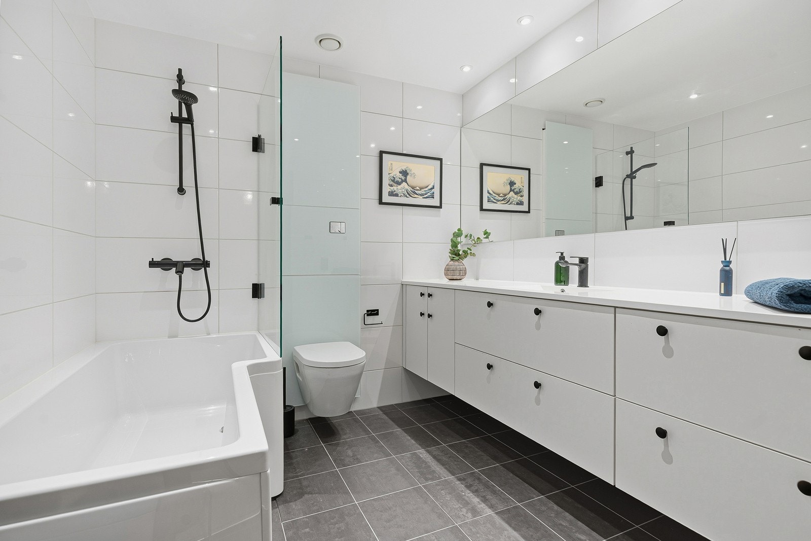 Baderom tilhørende hovedsoverom Galleribilde