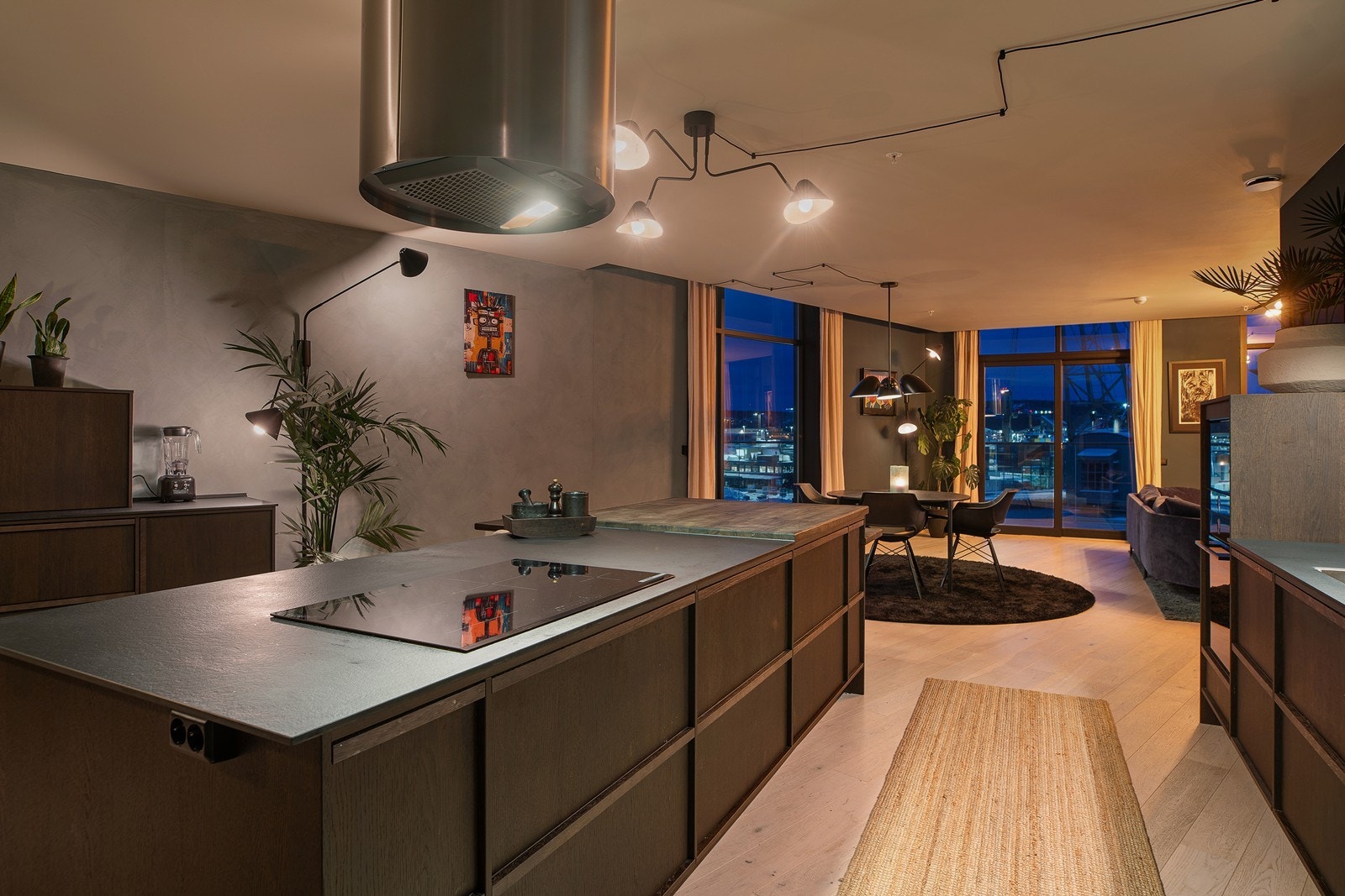 Lekkert og nyere kjøkken bestående av integrerte hvitevarer, nedfelt vask og platetopp Galleribilde