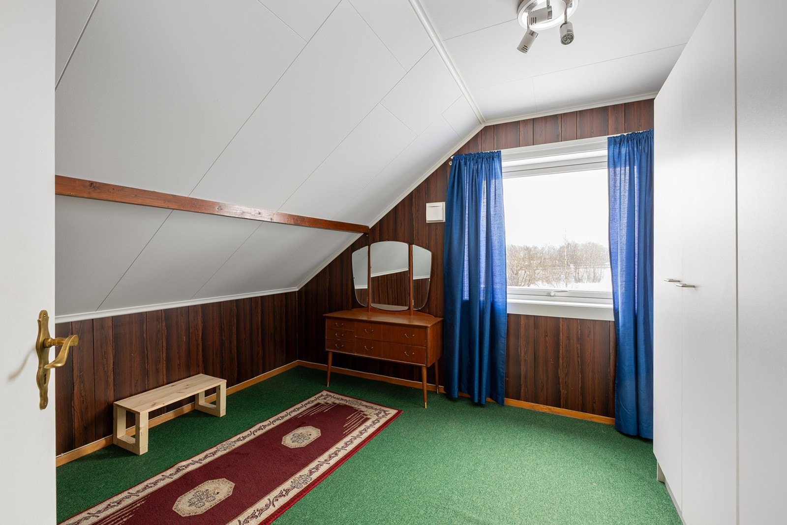 Soverom 2 -Lyst soverom med god plass til seng og garderobeskap. Galleribilde