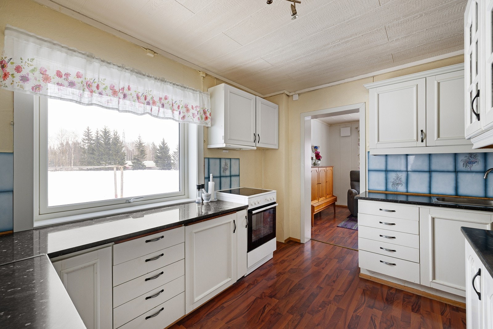 Stort vindu på kjøkkenet som slipper inn naturlig lys. Galleribilde