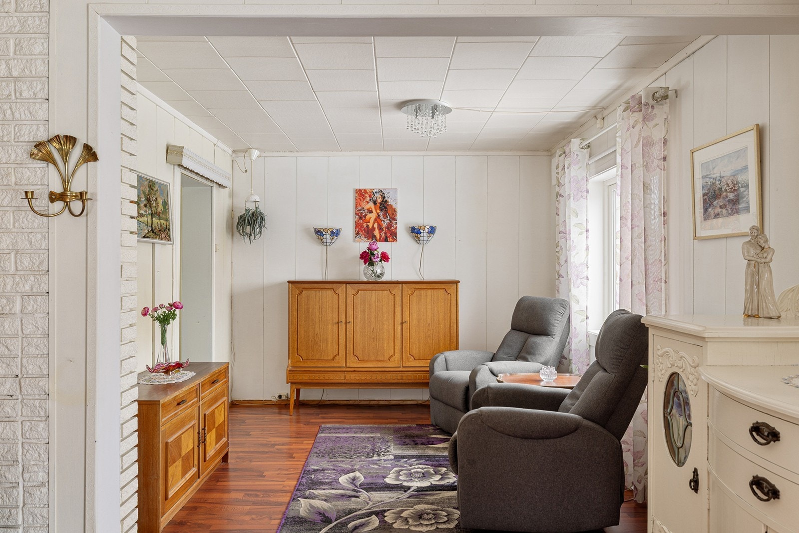 Spisestuen ligger i tilknytning til både kjøkken og stue, noe som gir en naturlig plass for spisebord med plass til hele familien. Galleribilde