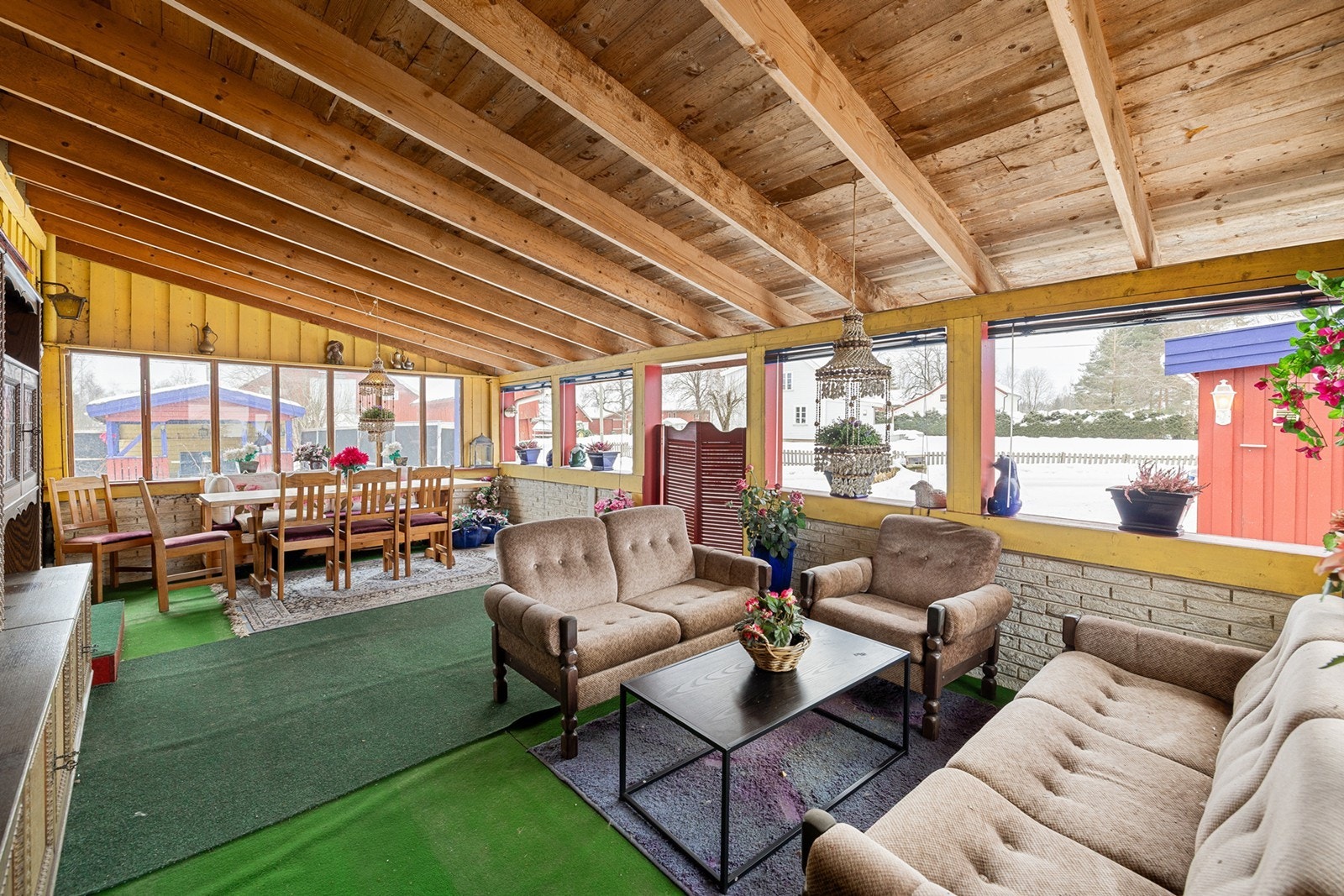 Fra stuen har du direkte utgang til en stor takoverbygd platting på ca 26 m². Galleribilde