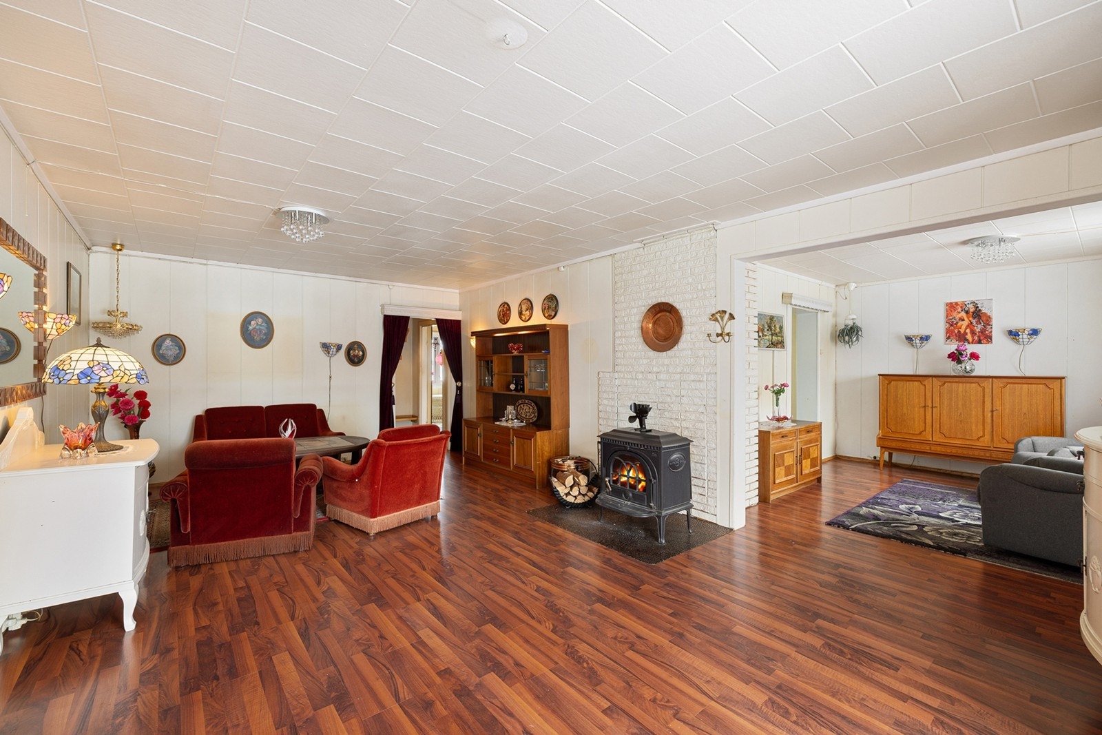 I stuen er det en peisovn som bidrar til ekstra hygge på kalde dager. Galleribilde