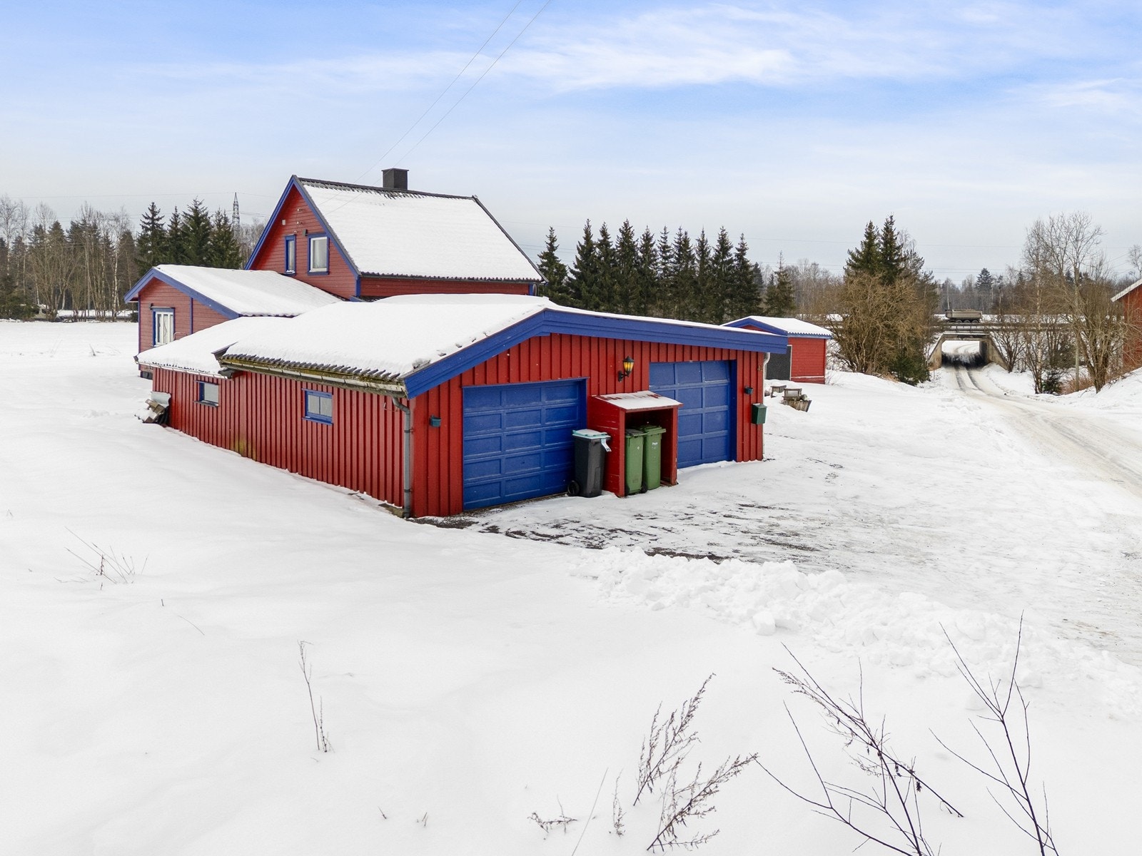 Romslig dobbelgarasje* og innkjørsel med god plass til flere biler. Galleribilde