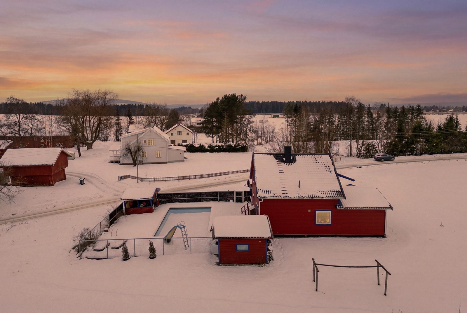Isingrudvegen 42 er en eldre enebolig over tre plan med et stort uteområdet med oppvarmet basseng! Galleribilde
