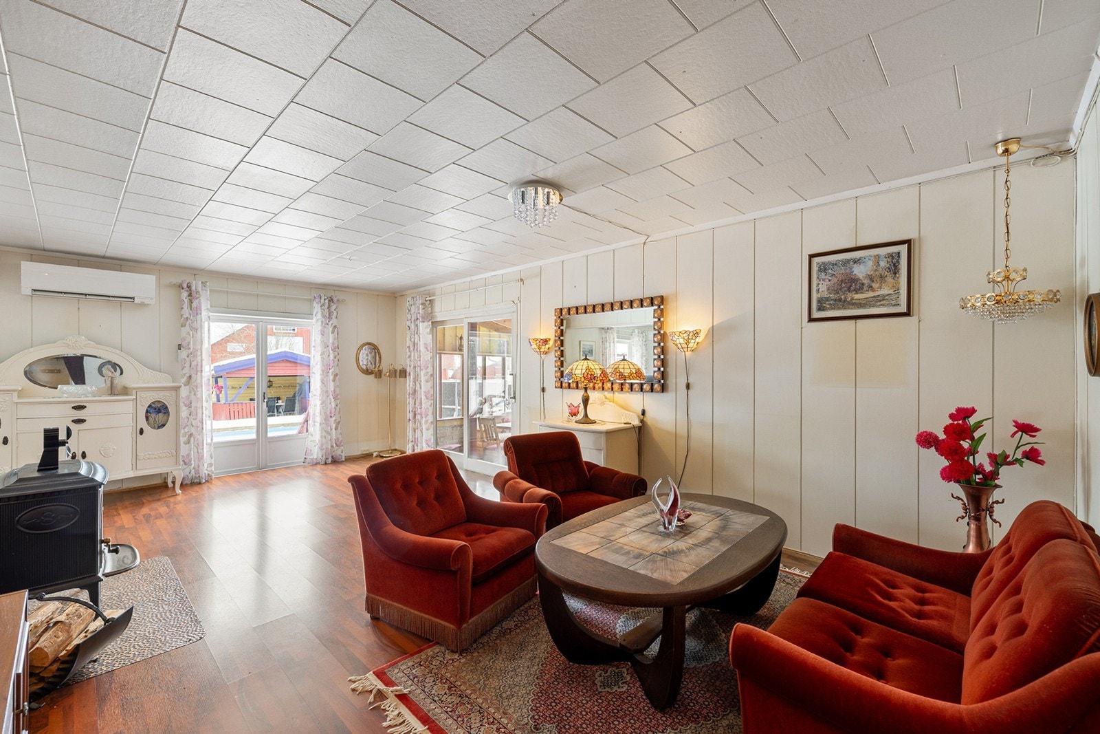 Lys og romslig stue med store vindusflater som slipper inn rikelig med dagslys og gir et vakkert utsyn til bassengområde. Galleribilde