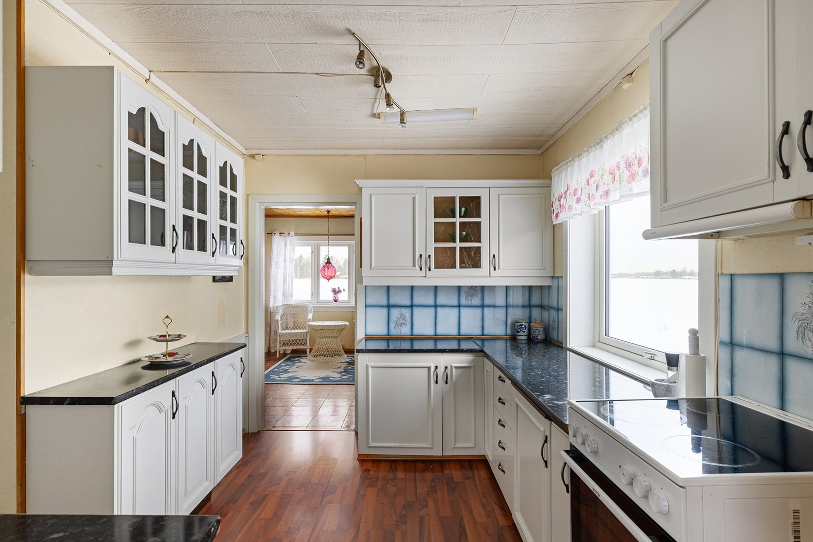 Stort og koselig kjøkken, med mye skap- og benkeplass. Perfekt for den som er glad i matlaging. Galleribilde