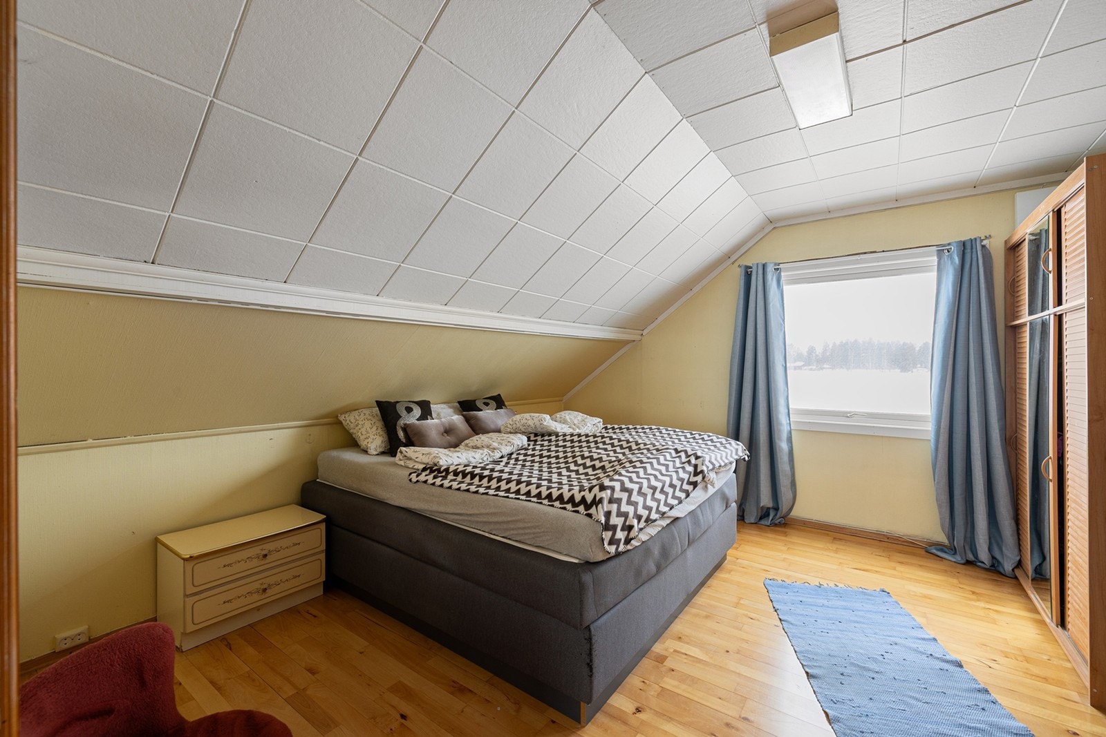 Soverom 1 - Lyst og romslig hovedsoverom med god plass til dobbeltseng og garderobeskap. Soverommet har gode vindusflater som slipper inn mye naturlig lys. Galleribilde