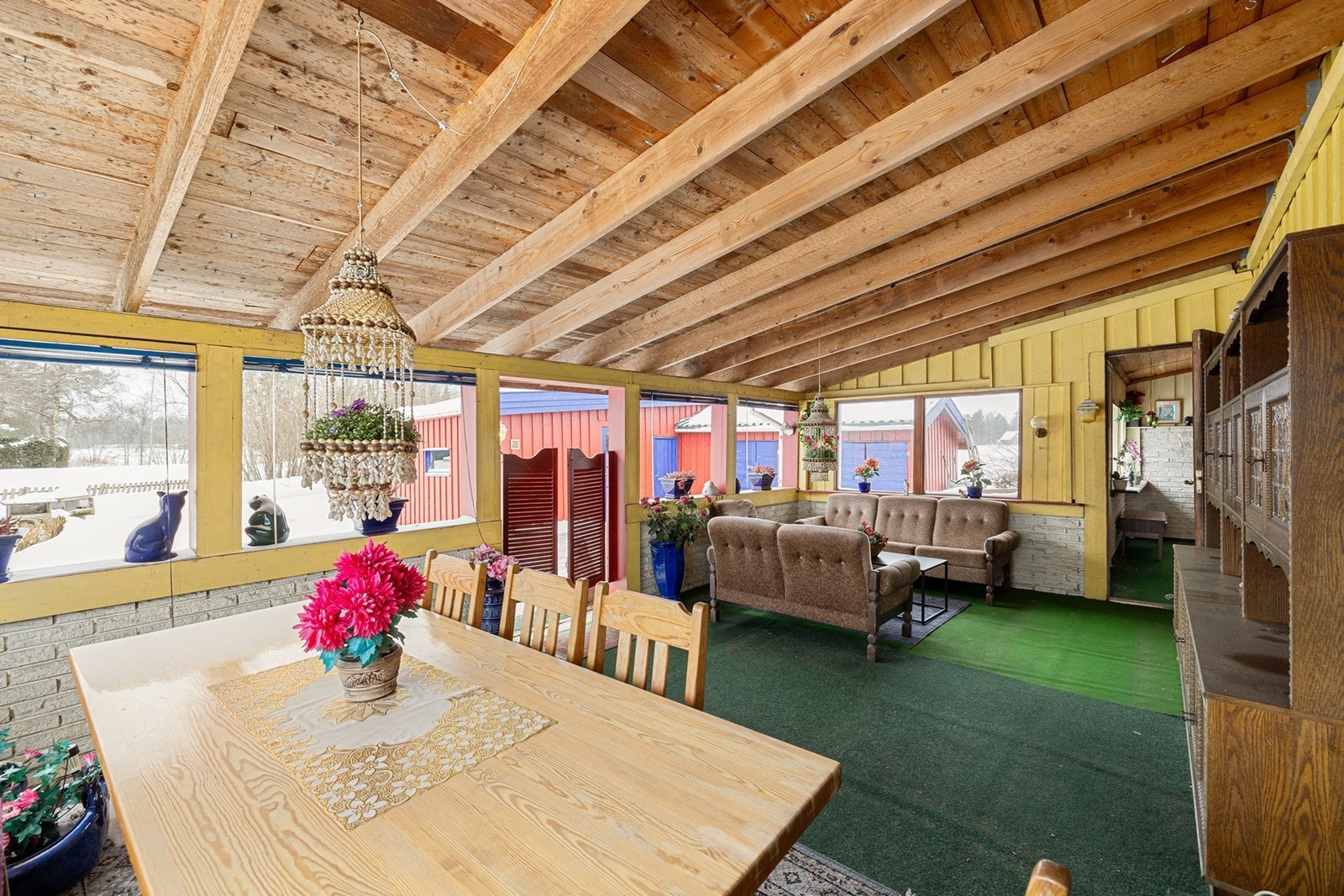 Her er det god plass til både spisegruppe og sofagruppe for sosiale sammenkomster. Galleribilde