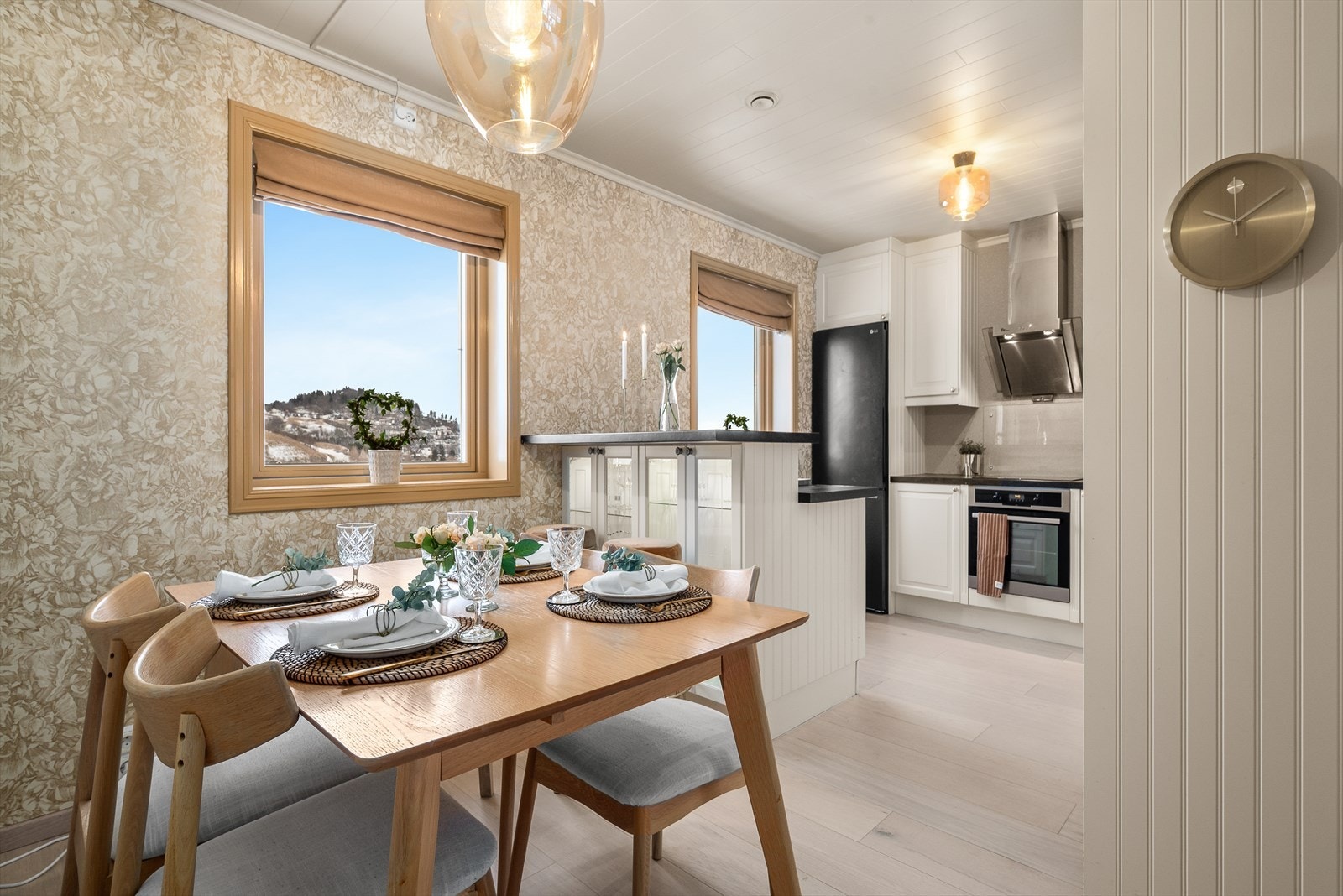 Boligen ligger solrikt til og tilbyr en flott utsikt over naturskjønne omgivelser. Galleribilde