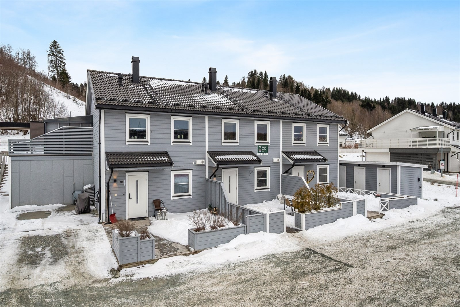 Like utenfor finner man sameiets store parkeringsplass, samt egen sportsbod til hver seksjon. Galleribilde