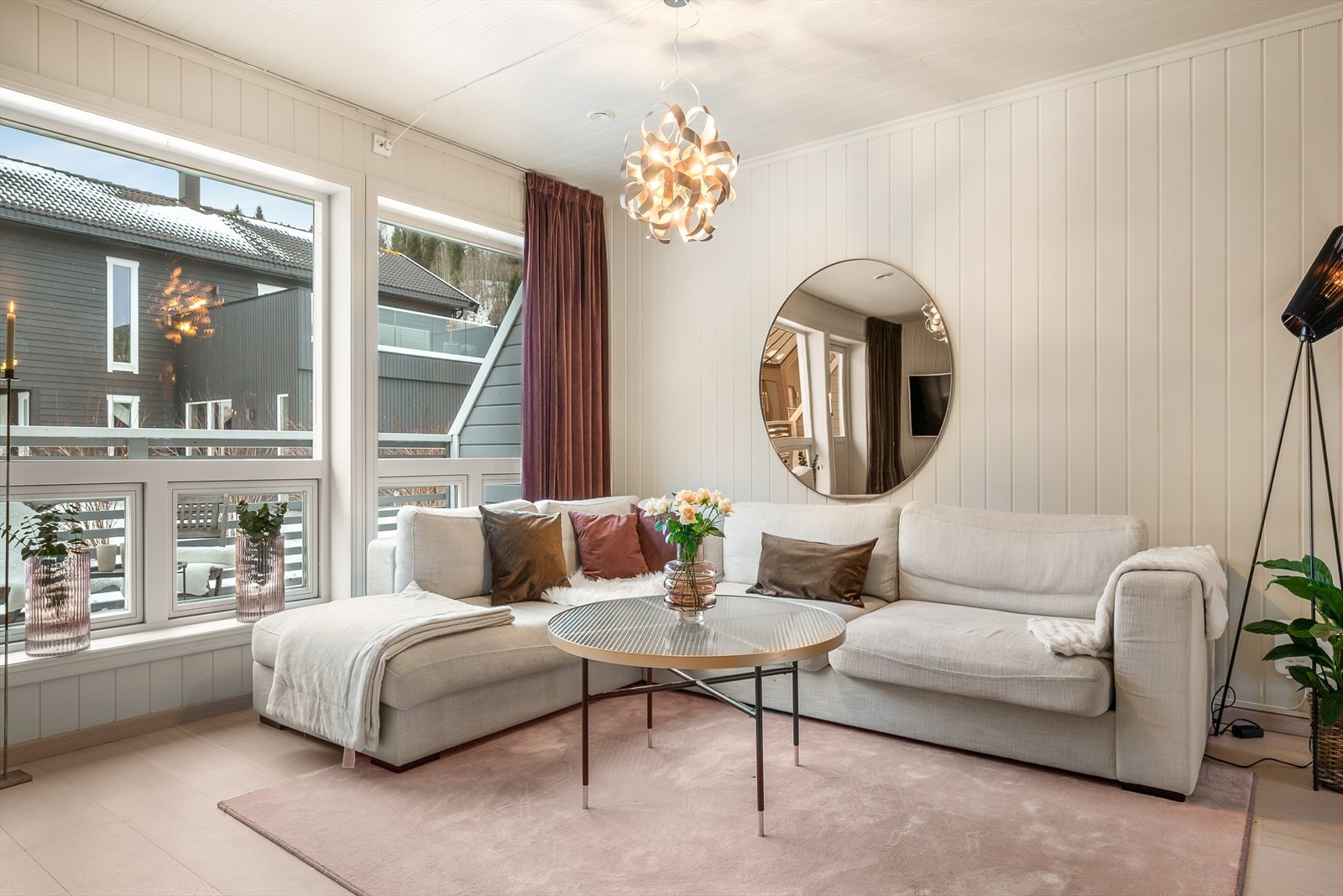 Hele 2. etasjen ble i 2022 utstyrt med varmefolie i gulv, som gir en behagelig innetemperatur. Det er i tillegg mulighet for å fyre i peisovn. Galleribilde