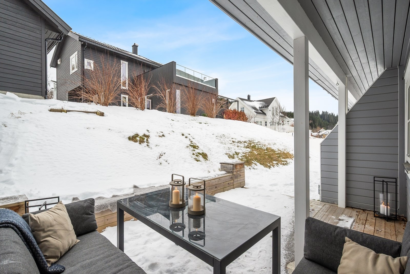 Den takoverbygde terrassen med skjermet beliggenhet, gir fine rammer for avslapping store deler av året. Galleribilde