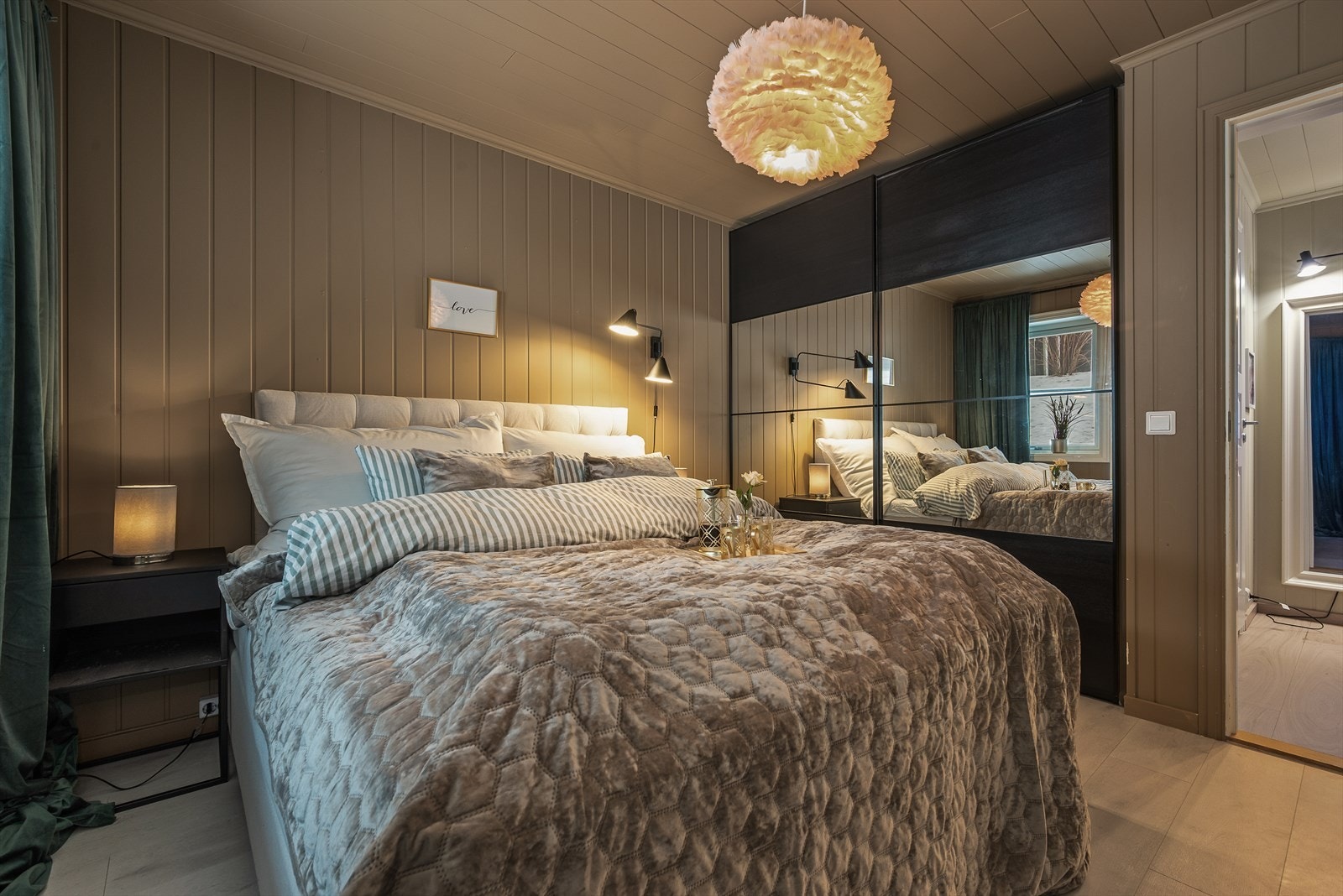 Soverommet tilbyr god plass til både stor dobbeltseng og en tilhørende, romslig garderobeløsning med speilflater. Galleribilde