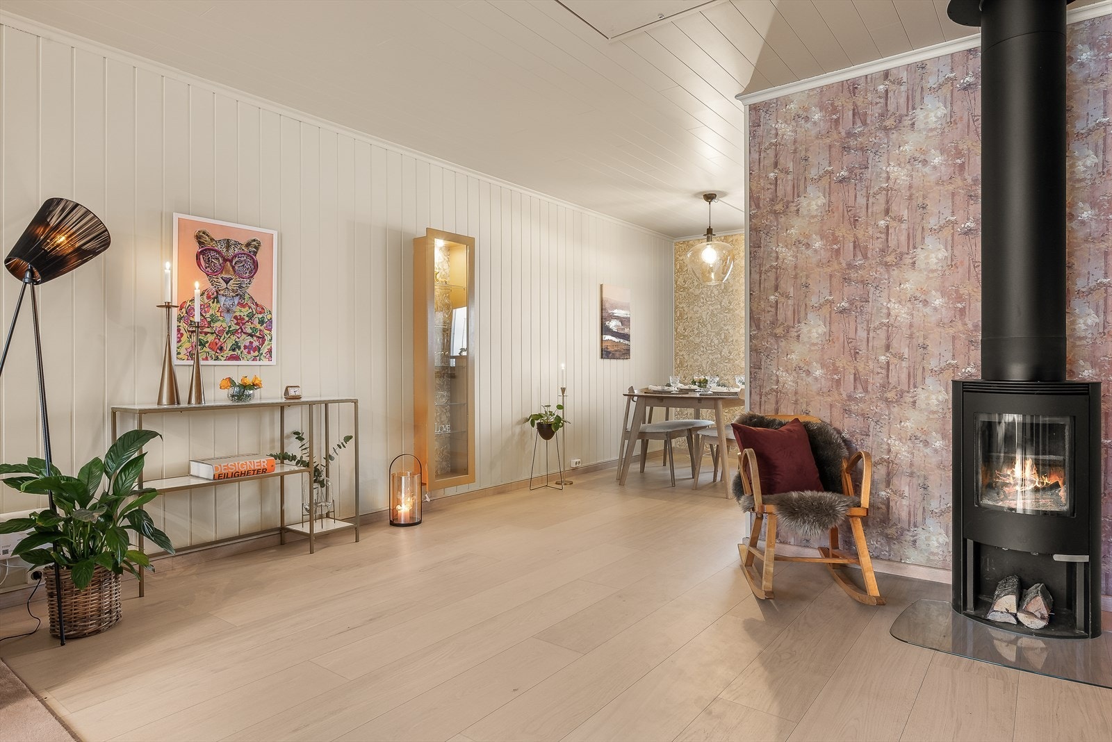 Stuen gir mulighet for inndeling i flere soner, med sofagruppe, koseplass ved peisovnen og spisegruppe. Galleribilde