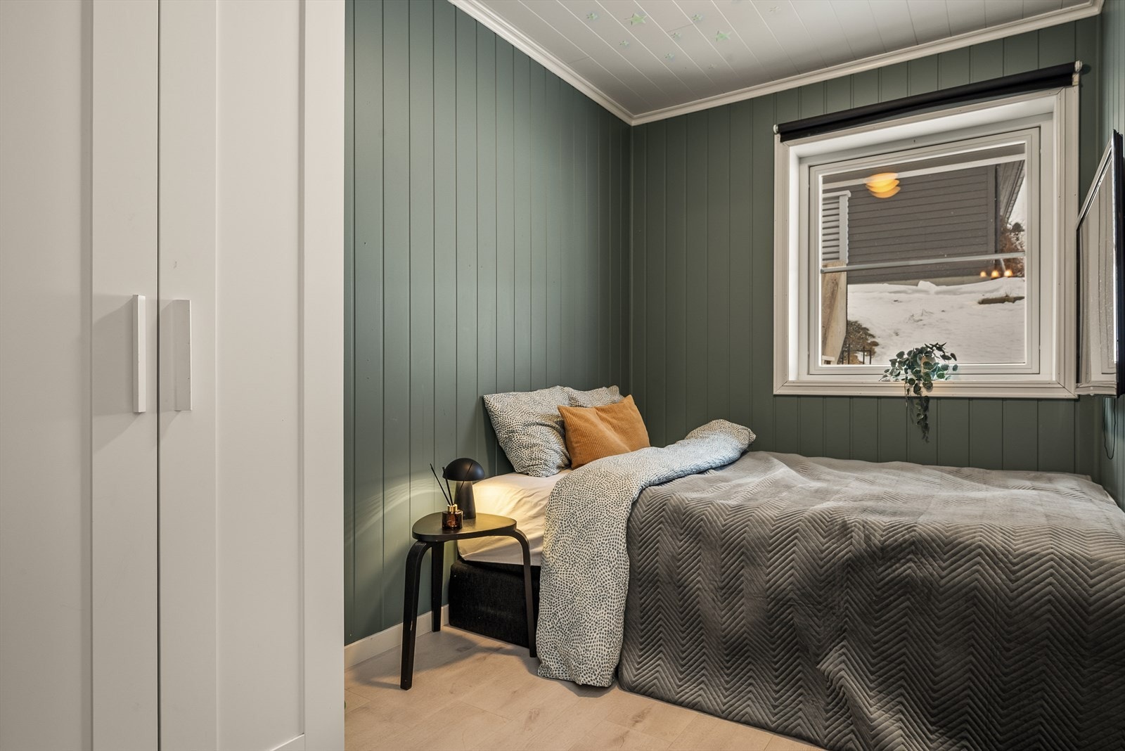 Boligens andre soverom er på 6,5m². Her har du god plass til seng og tilhørende møblement. Galleribilde