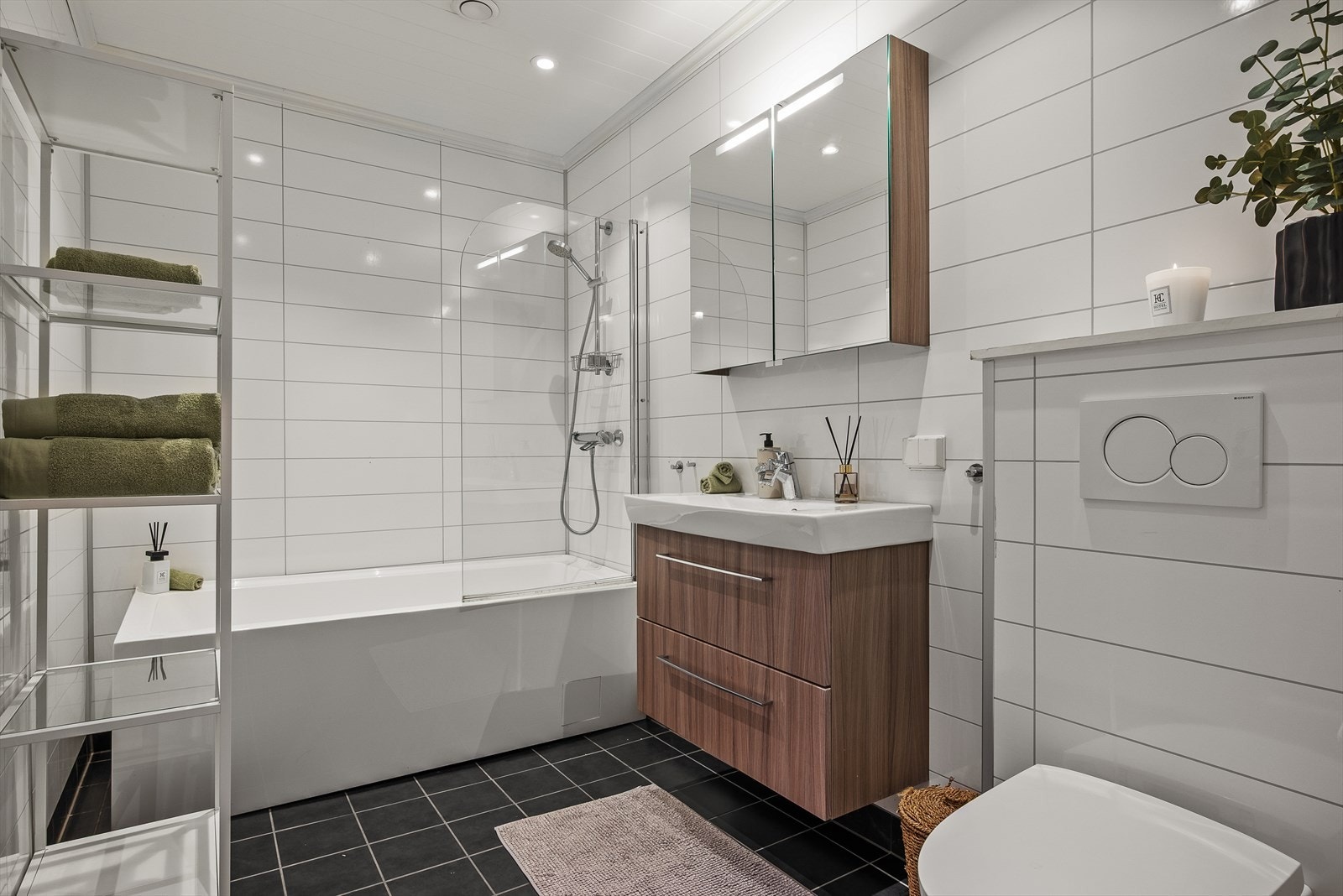 Boligens flislagte, moderne bad på 5,5m², har spotter i himlingen og behagelig gulvvarme. Galleribilde