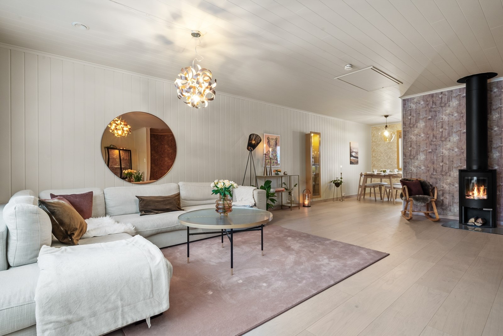 I 2. etasjen er det delvis åpen stue- og kjøkkenløsning som strekker seg over hele 50,5m². Galleribilde