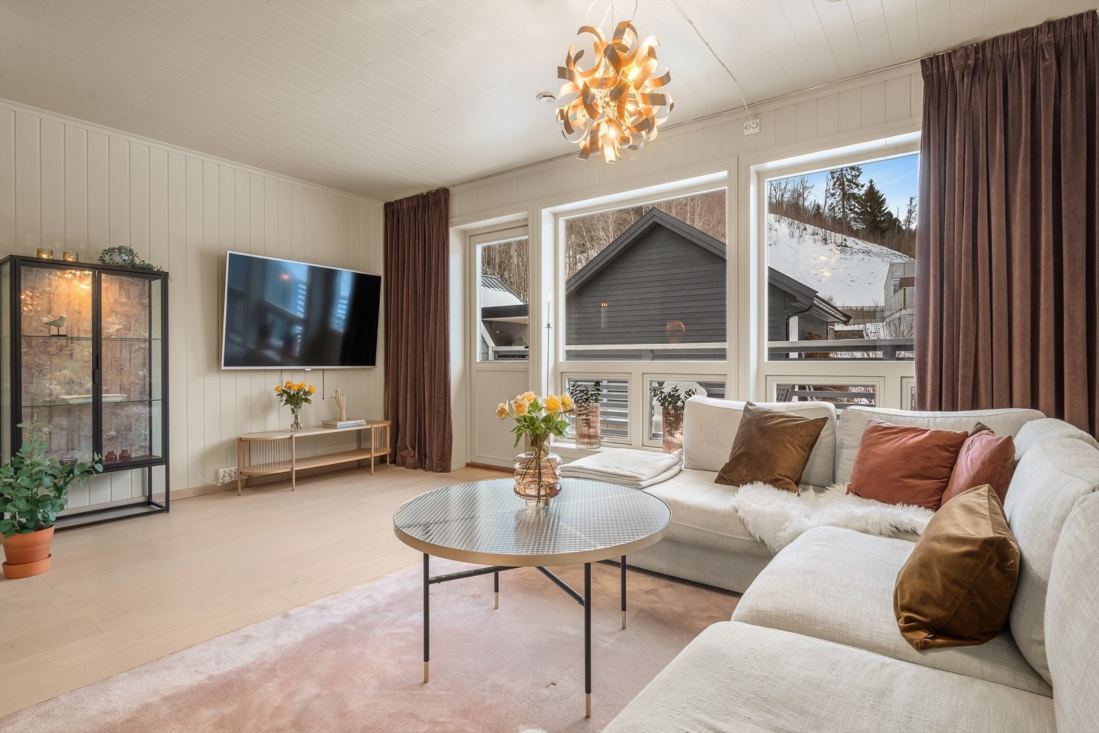 Velkommen til Innleggsvegen 16B - en moderne og familievennlig bolig over to etasjer med gjennomtenkt planløsning og mange attraktive kvaliteter. Galleribilde