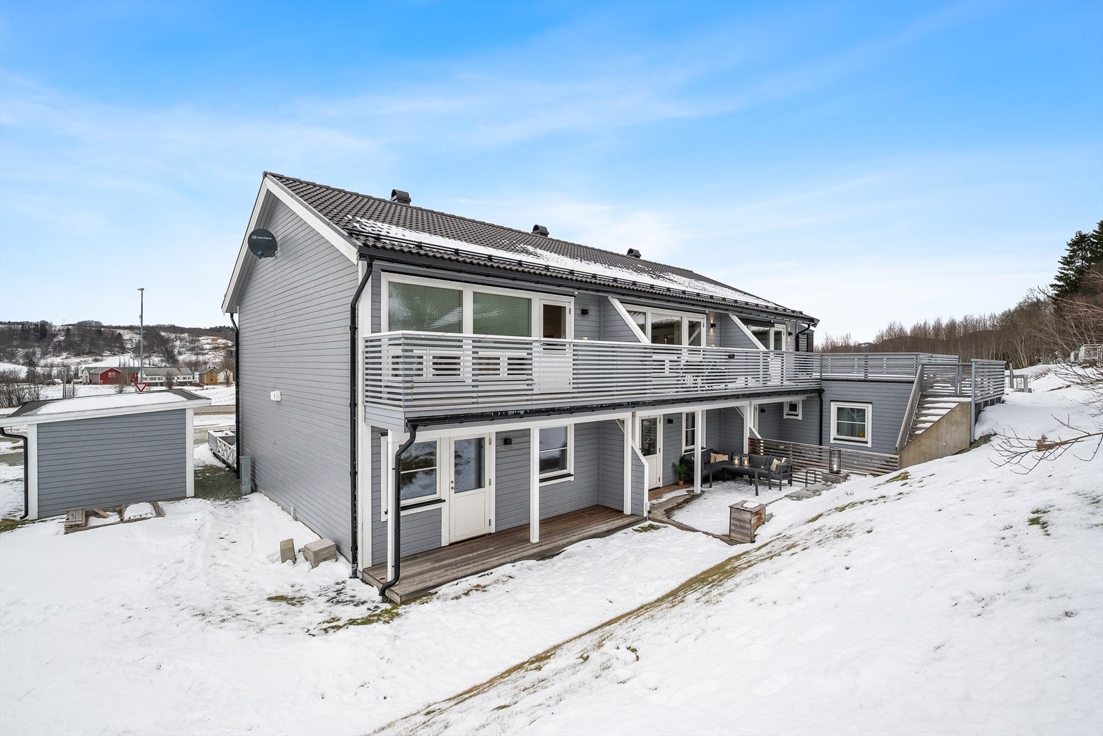 Boligen har 2 egne p-plasser med strømuttak + at det finnes godt med p-plasser til gjestene på sameiets tomt. Galleribilde