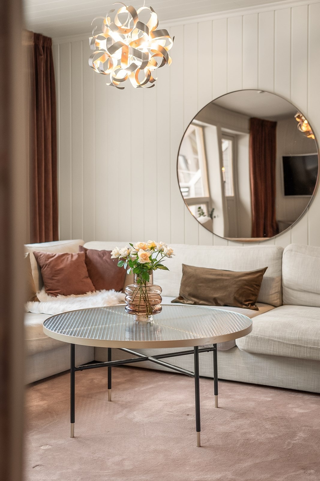 En gjennomført familiebolig med tre soverom, romslig stue og god standard i alle rom - beliggende i et etablert og trivelig nabolag. Galleribilde