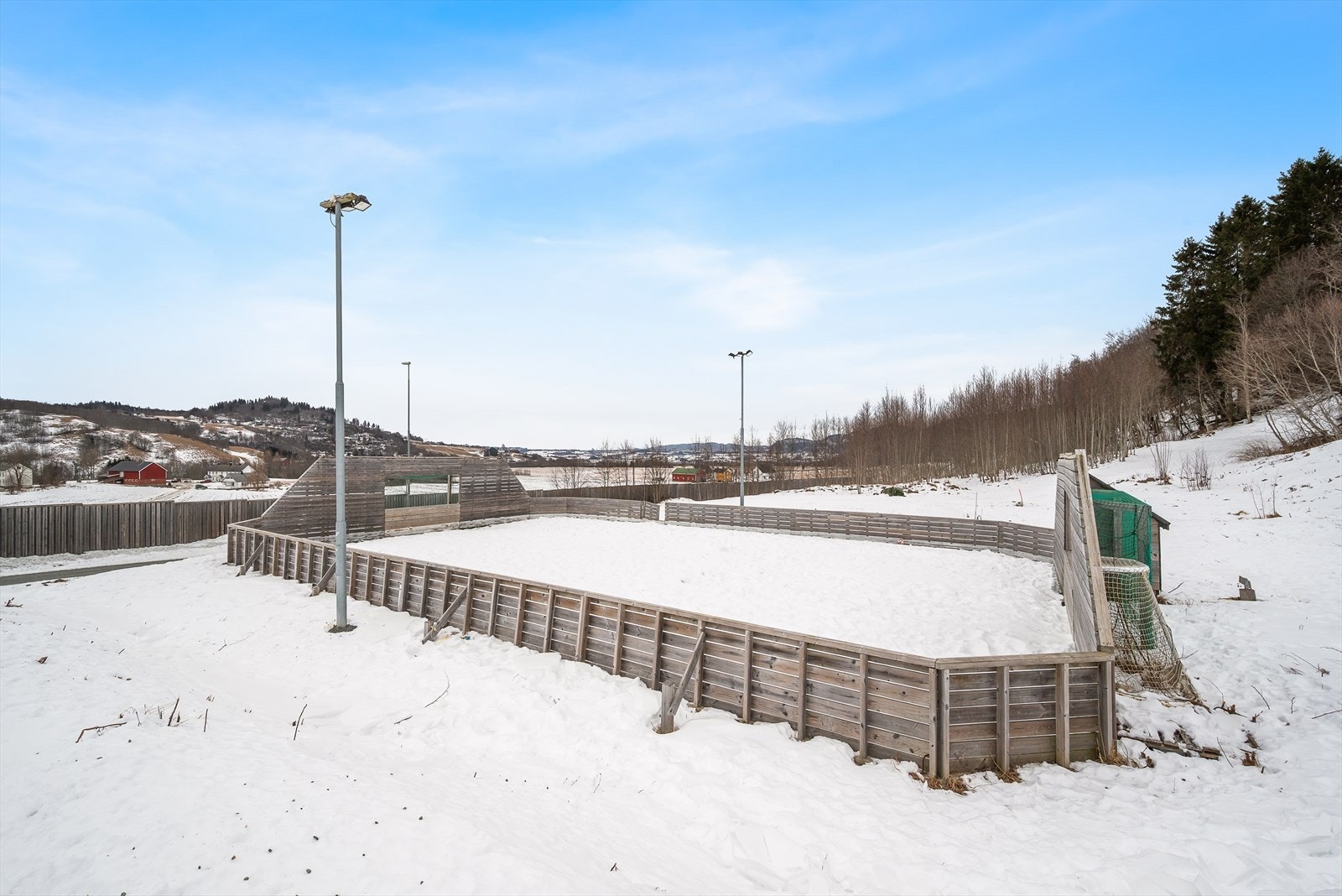 I boligfeltet er det 2 lekeplasser. På feltets nedre lekeplass er det bygd en ballbinge til fotball-lek, som islegges på vinteren - moro for både store og små. Galleribilde