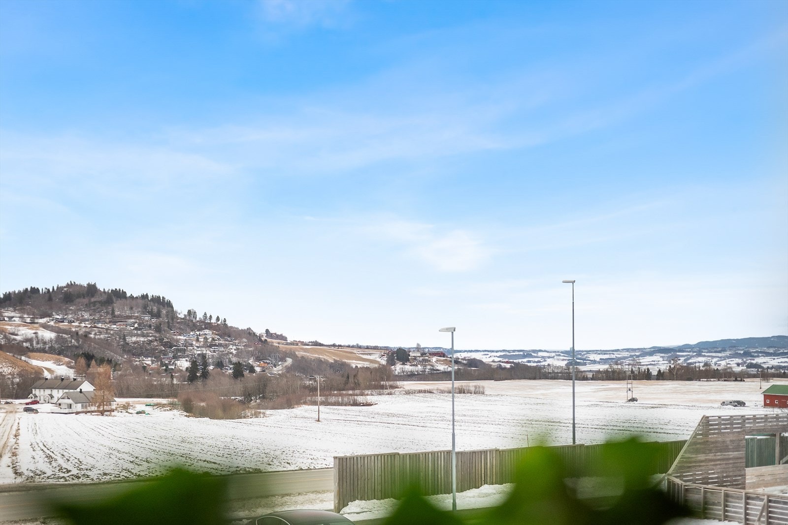 Nyt utsikten mens maten tilberedes - kjøkkenet er både praktisk utformet og byr på gode arbeidsflater. Galleribilde