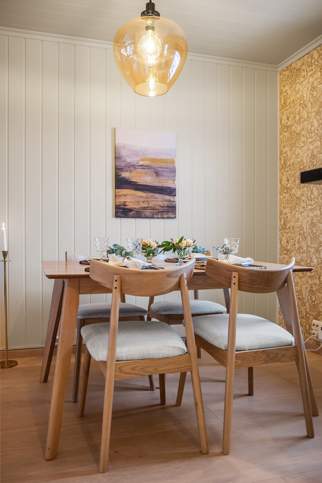 Ved kjøkkenet finner du den naturlige plasseringen av spisegruppen, der delikate måltider kan nytes. Galleribilde