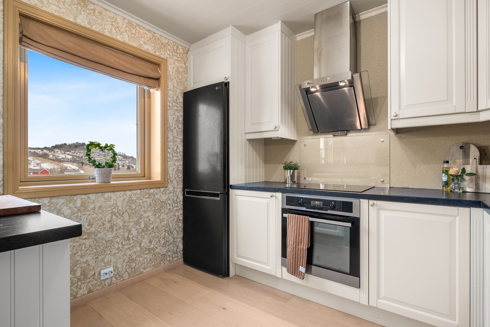 Kjøkkenet har et stilrent og gjennomført uttrykk, og er vurdert til tilstandsgrad 1 av takstmann. Galleribilde