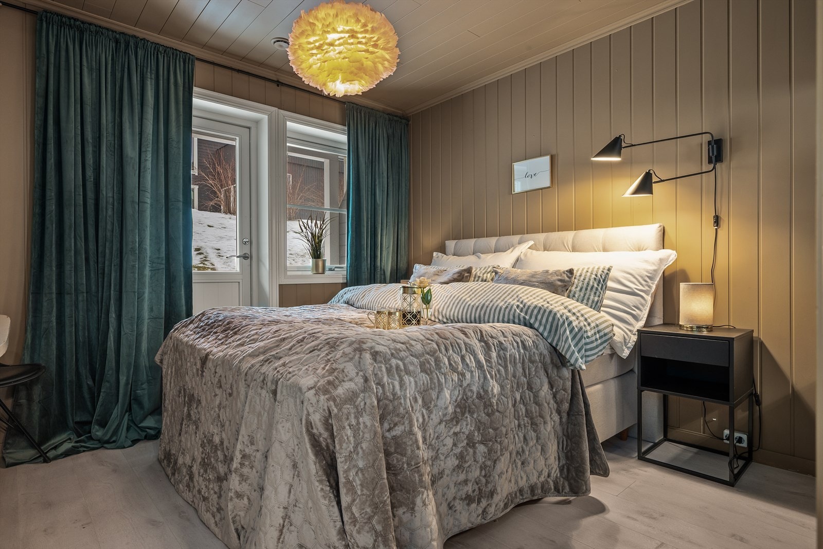 Hovedsoverommet strekker seg over hele 11m² og har egen utgang til terrasse på baksiden av huset. Galleribilde