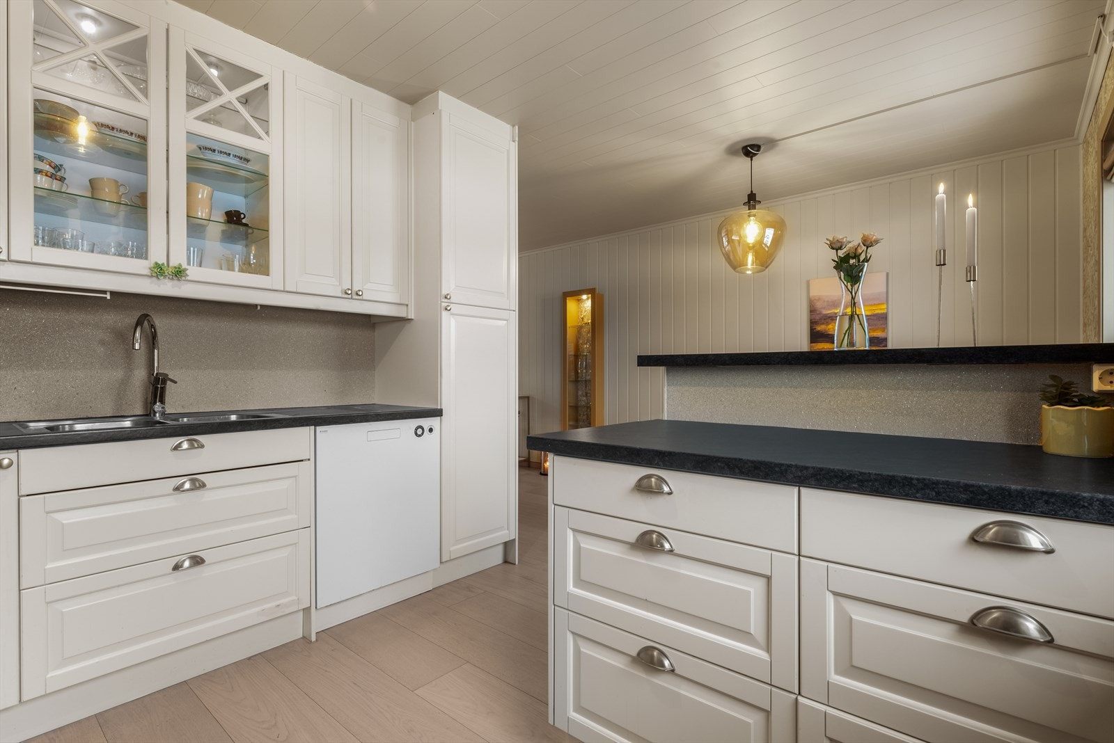 Med god skap- og benkeplass og en praktisk kjøkkenøy, ligger alt til rette for hyggelige frokoster, lekser ved kjøkkenbordet og sosial matlaging med familie og venner. Galleribilde