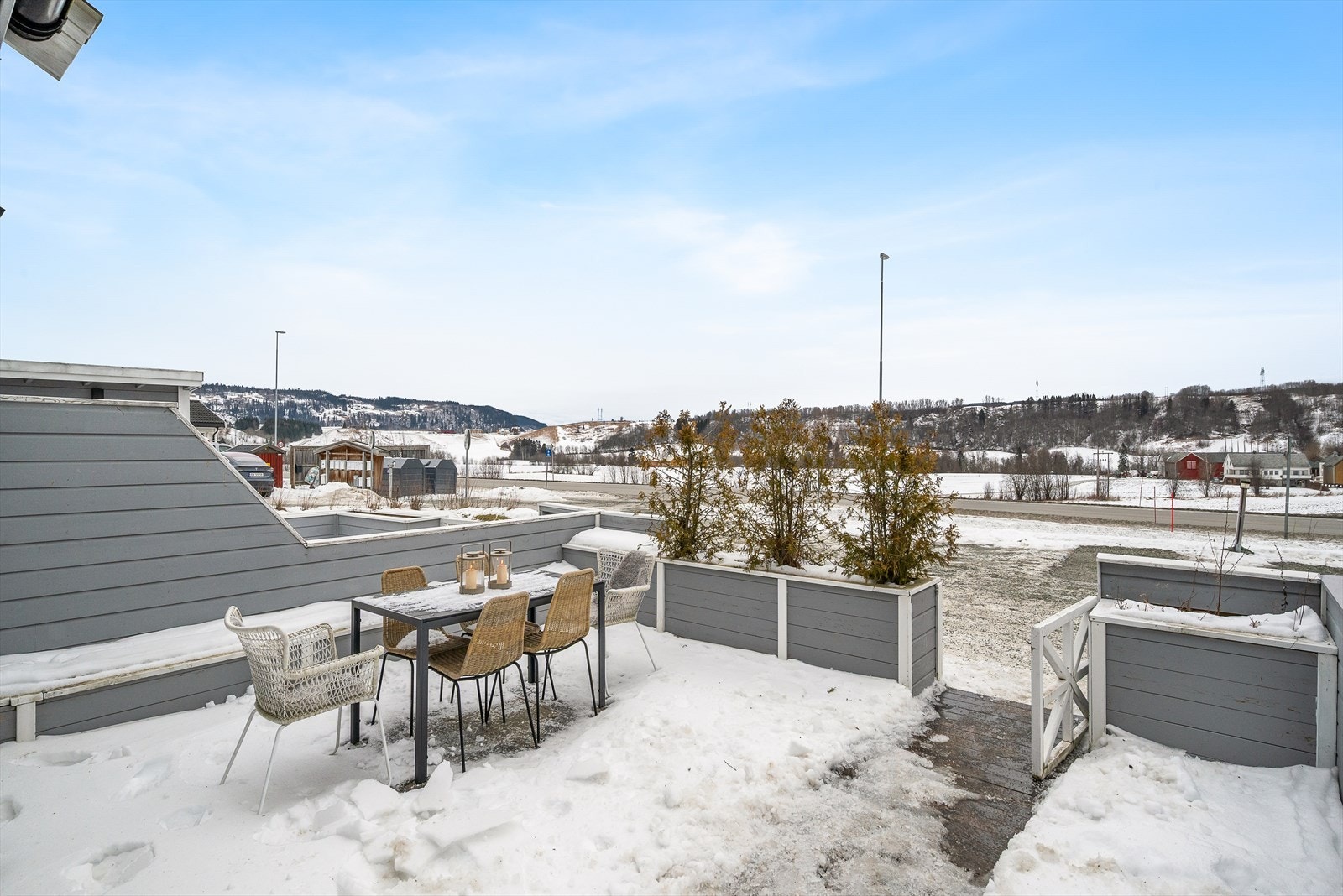 Boligens største terrasse som er ved inngangspartiet, strekker seg over 31m², og byr på mengder av forskjellige møbleringsløsninger. Galleribilde