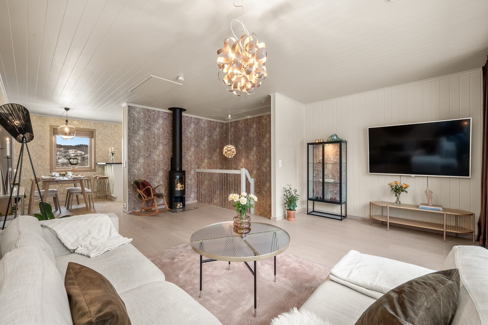 Stuens store vindusflater i begge ender av den åpne løsningen, gir rikelig med naturlig lysinnslipp. Galleribilde