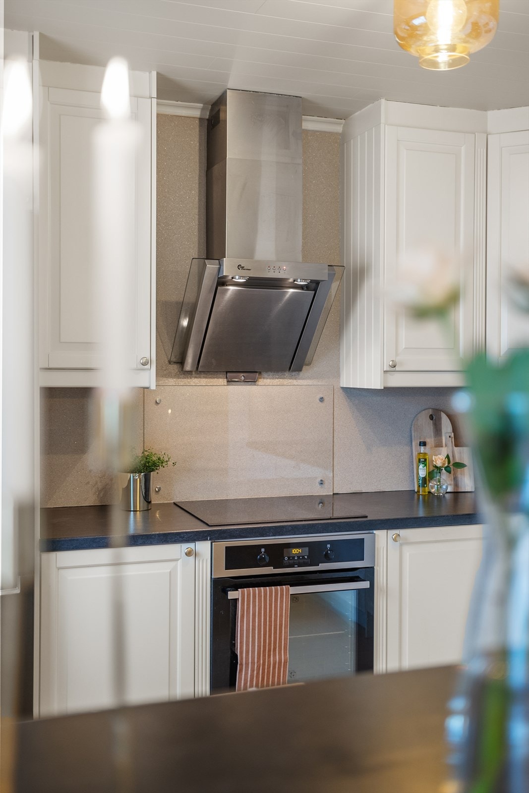 Kjøkkenet er praktisk innredet med god skapplass, romslige skuffer og solide benkeplater. Løsningen er gjennomtenkt for å gjøre hverdagen enkel og effektiv. Galleribilde