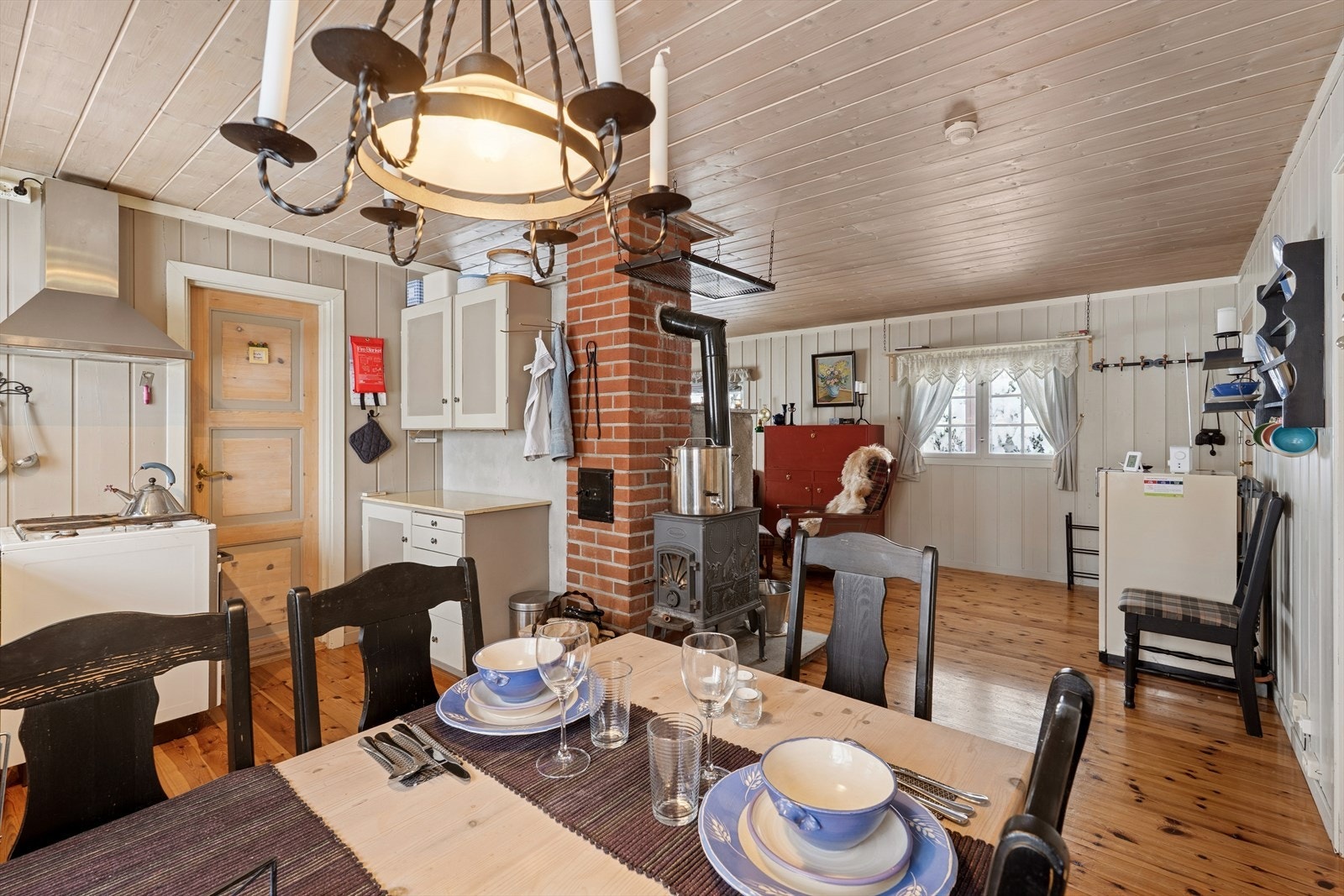 Kjøkkenet er utstyrt med gasskomfyr og -kjøleskap. Vann hentes fra en frostfri brønn ca. 50 meter unna. Galleribilde