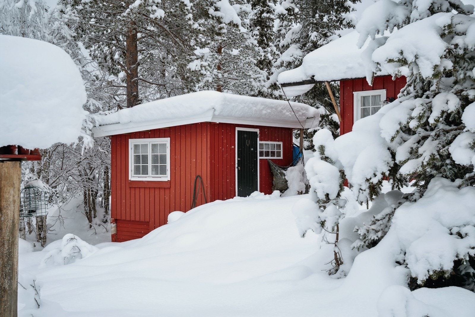 Eiendommen inkluderer en frittstående utebod på 10 m² fra 2008, med lagringsplass og utedo. Galleribilde