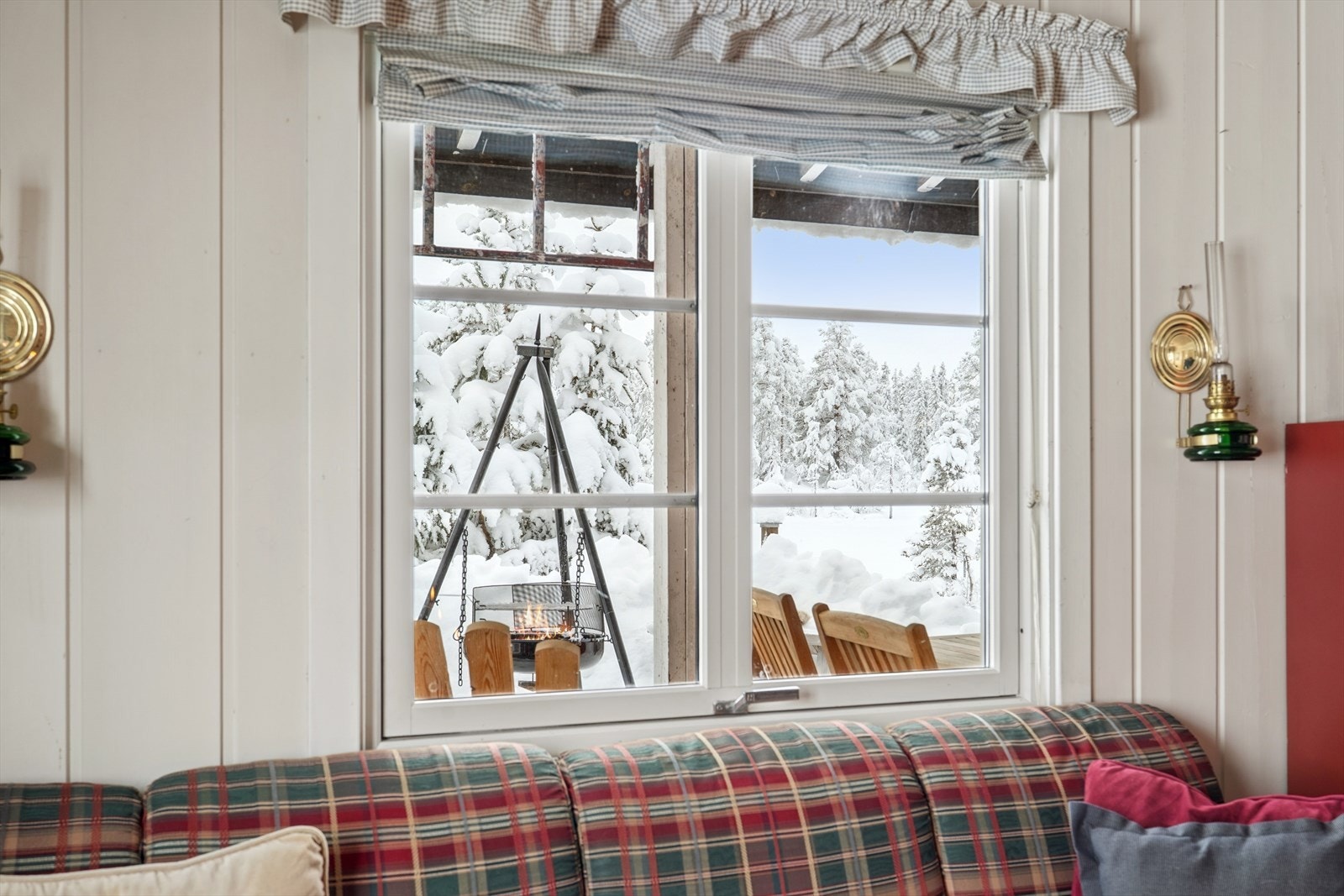 Fra vinduene har man utsyn mot det vakre, omkringliggende landskapet. Galleribilde