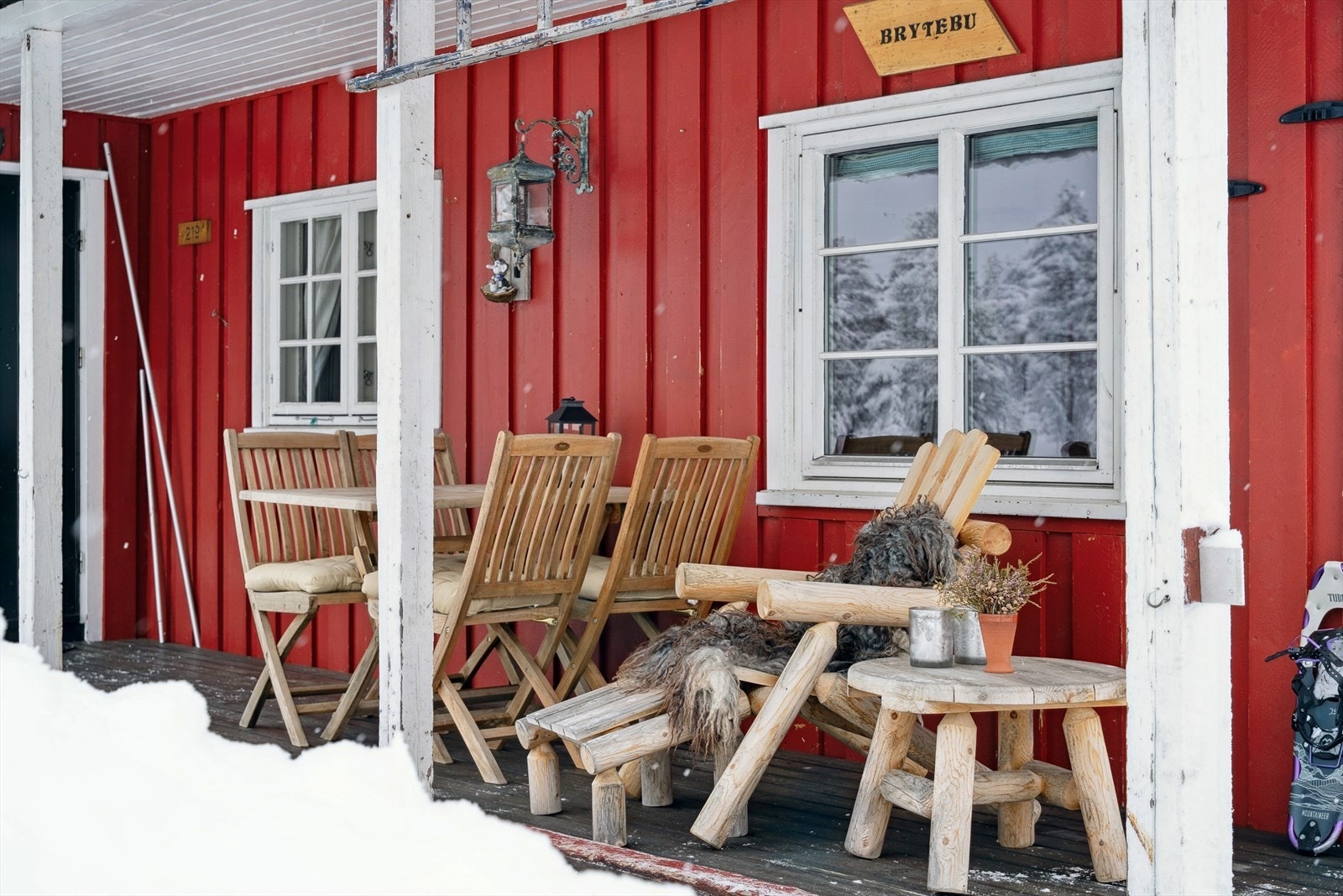 Den overbygde delen av terrassen gir en lun og skjermet uteplass. Galleribilde