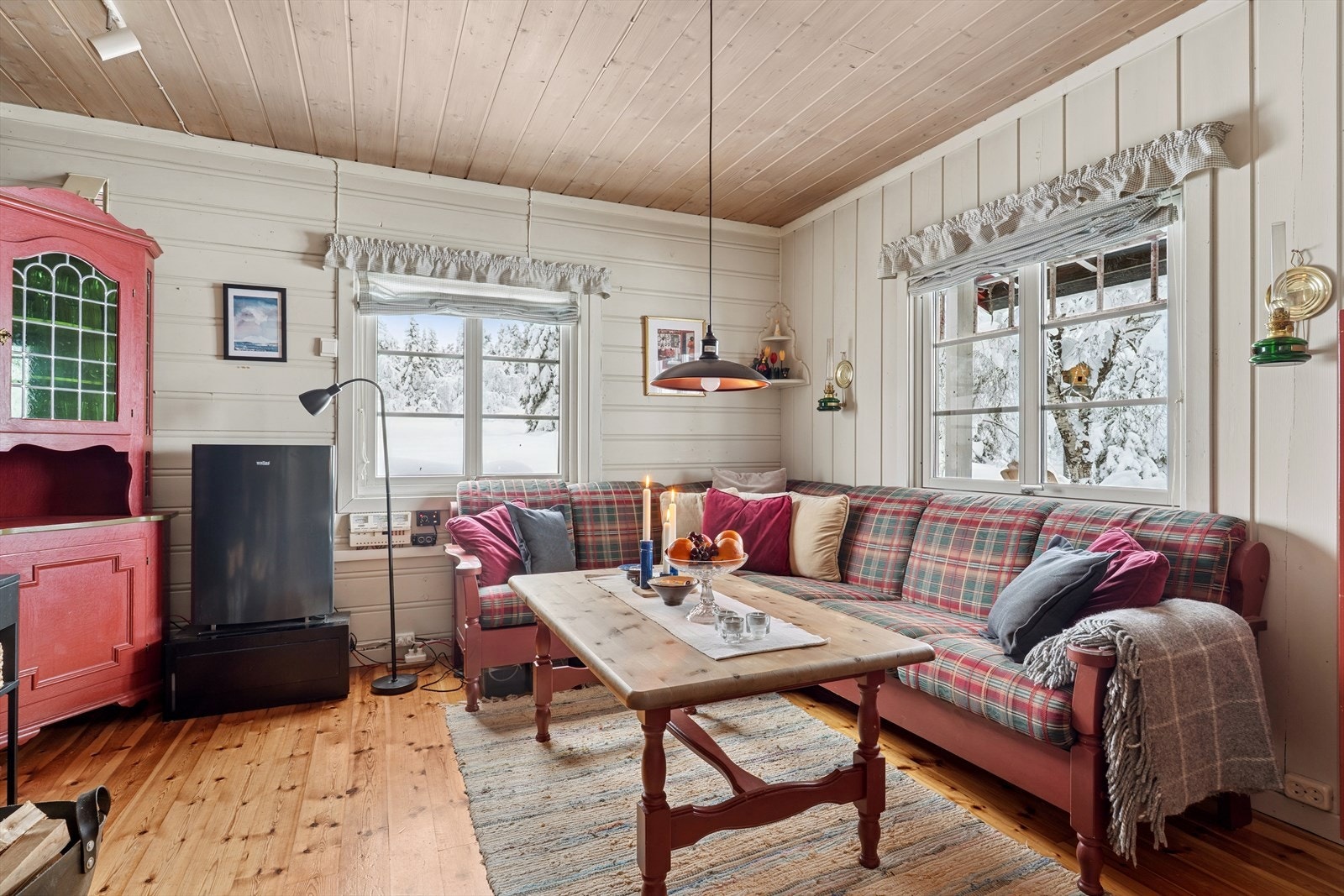 Kombinasjonen av ildsteder og god isolasjon gjør hytta rask å varme opp. Galleribilde