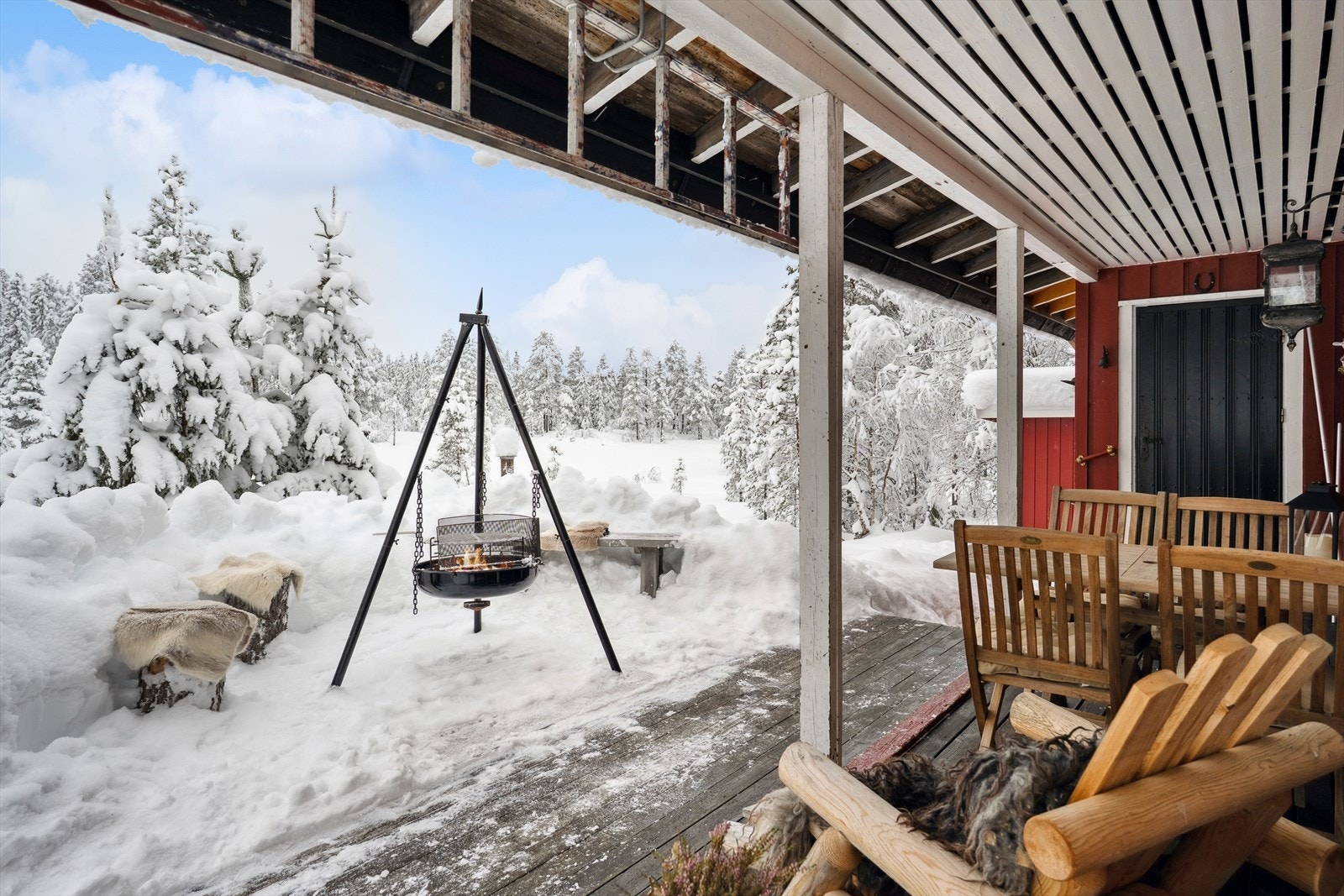 Fra den overbygde uteplassen har du fritt utsyn over det omkringliggende landskapet. Galleribilde