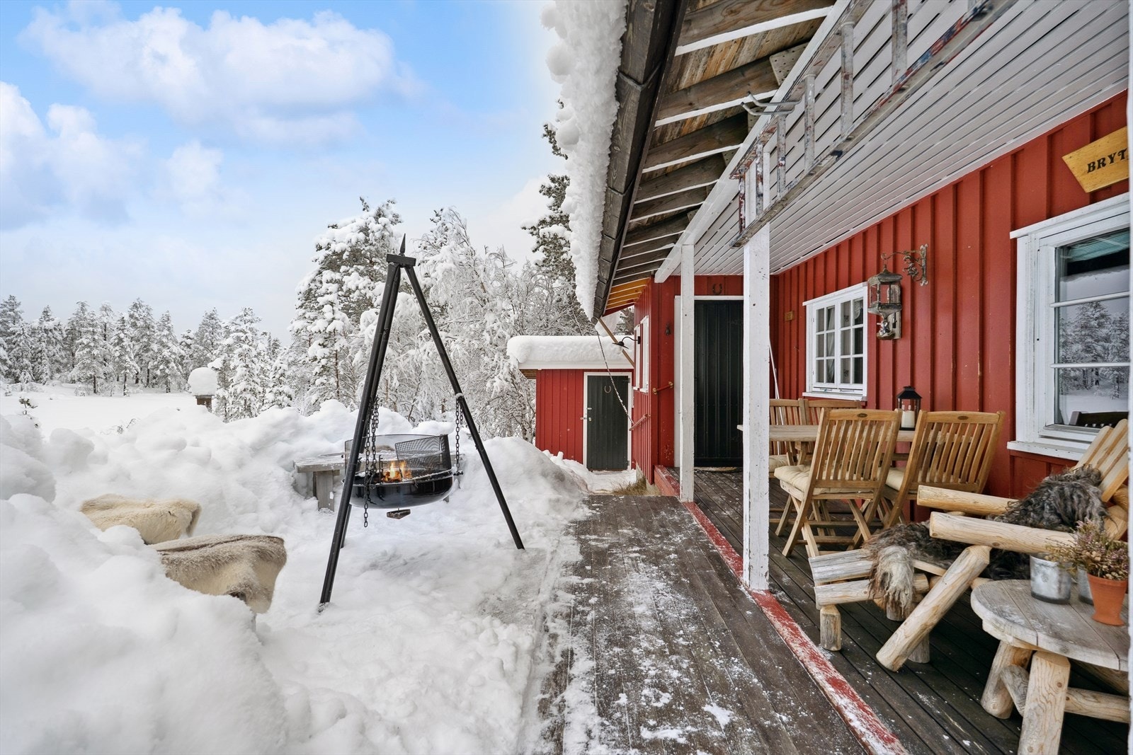 Hytta har en tradisjonell fasade med stående bordkledning, oppført i 1978. Galleribilde