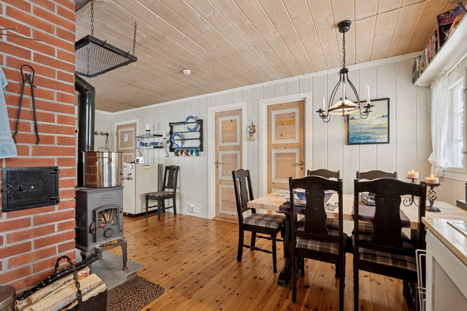 Spiseplassen er praktisk plassert mellom stue og kjøkken, med gode lysforhold. Galleribilde