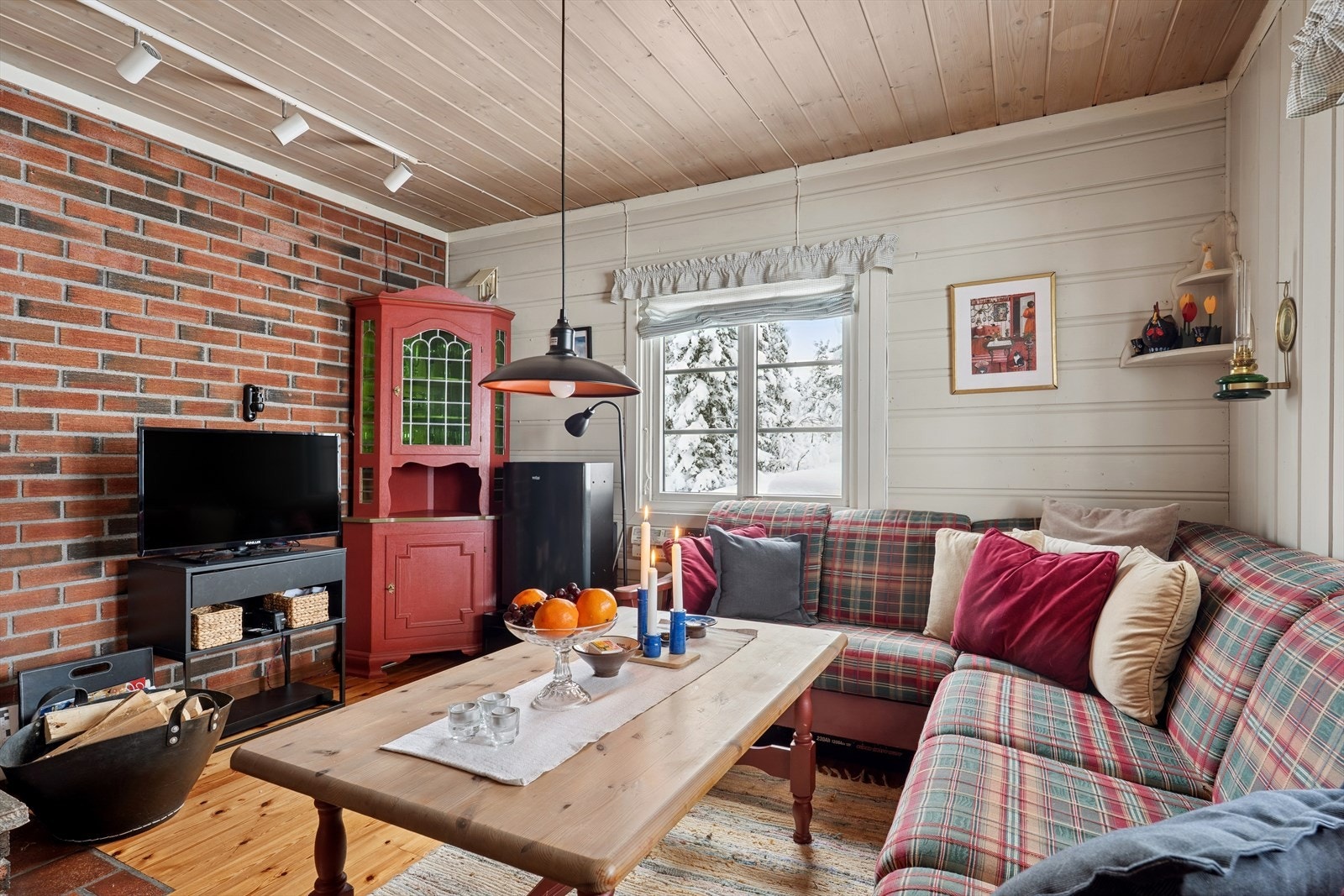 Stuedelen har en lun og tradisjonell atmosfære, med plass til en romslig sofagruppe. Galleribilde