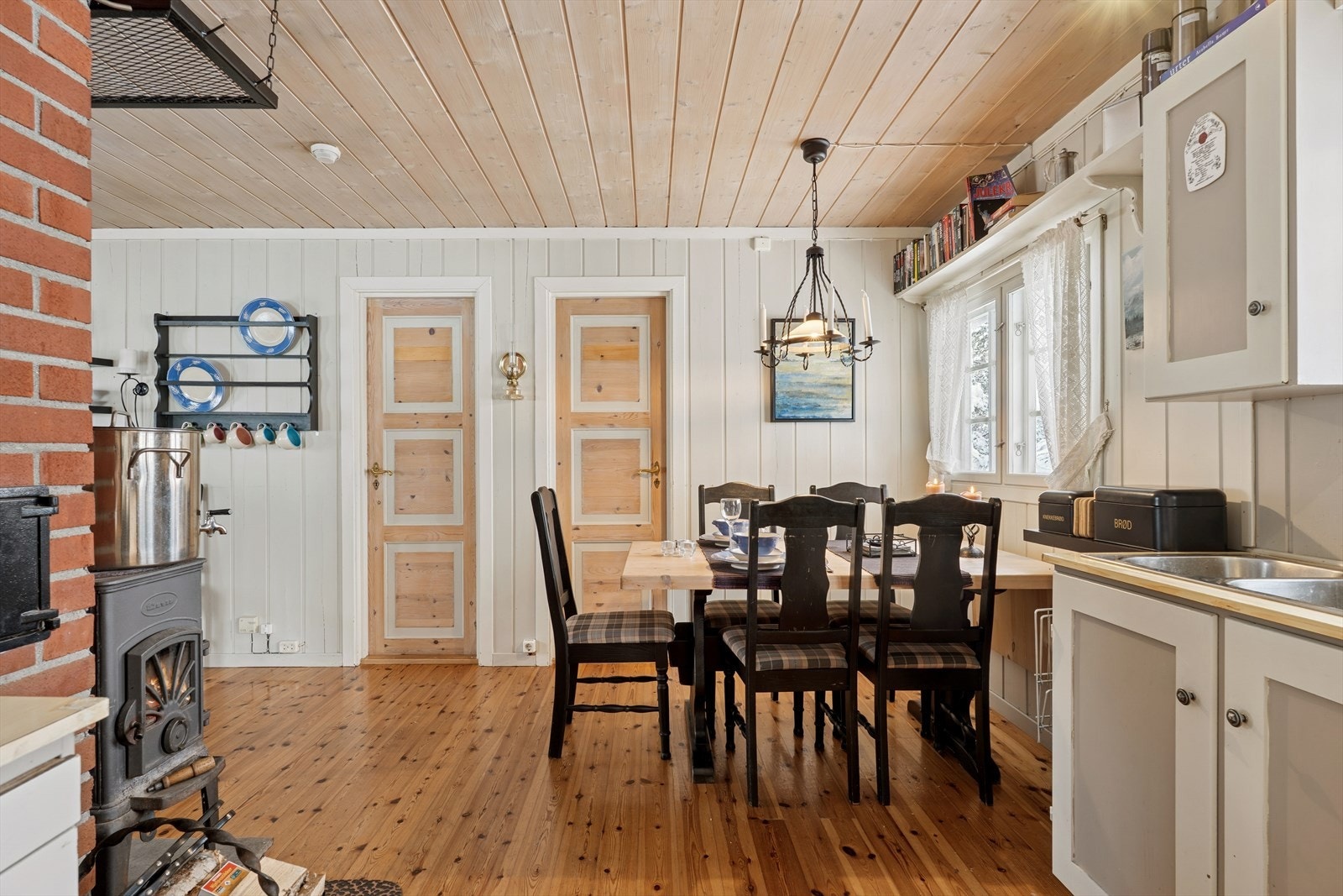 Den åpne løsningen skaper en sosial og inkluderende sone for måltider og samvær. Galleribilde