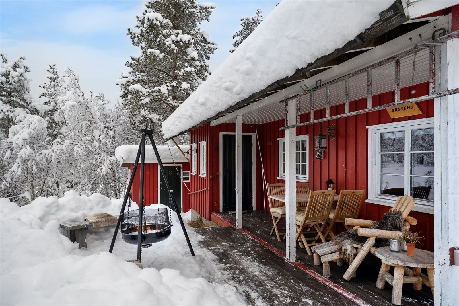 Utenfor stuen er det en stor terrasse på totalt 46 m², delvis under tak. Galleribilde