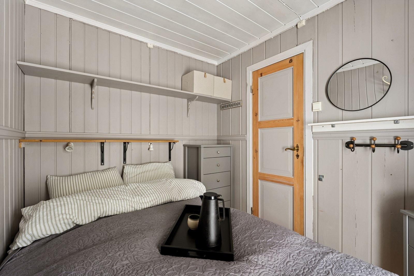 Hyttas hovedsoverom er et lunt rom med plass til dobbeltseng og oppbevaring. Galleribilde