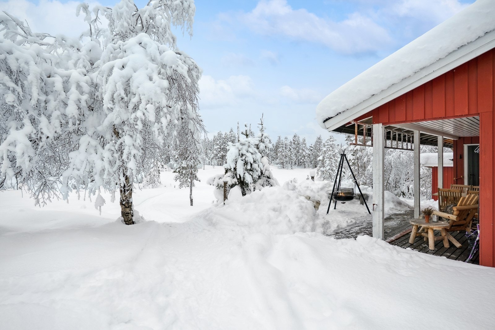 Vinterstid er det en praktisk løype for truger og pulk ned til hytta. Galleribilde